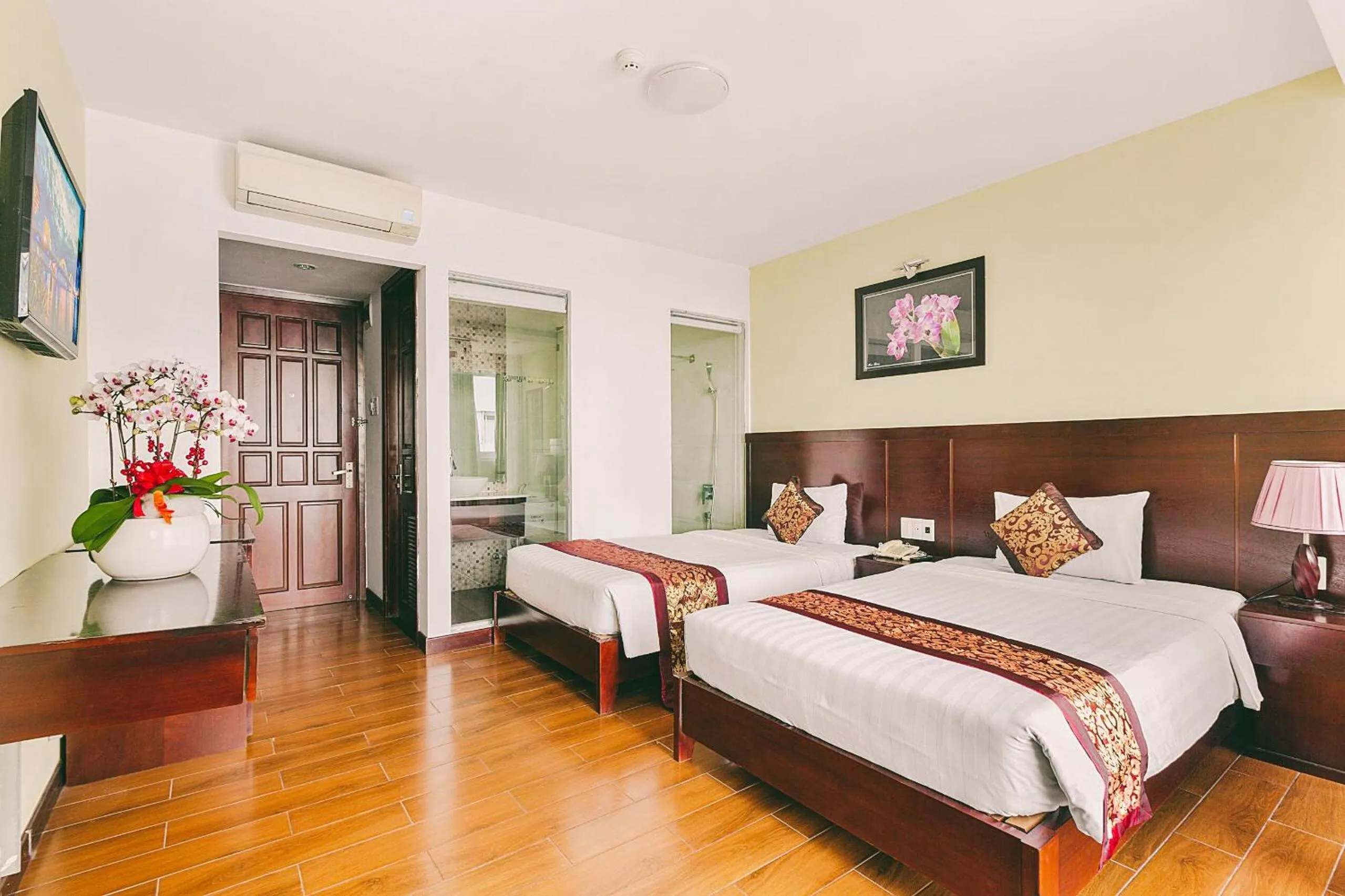 Living room, Bed in Dragon Sea Hotel