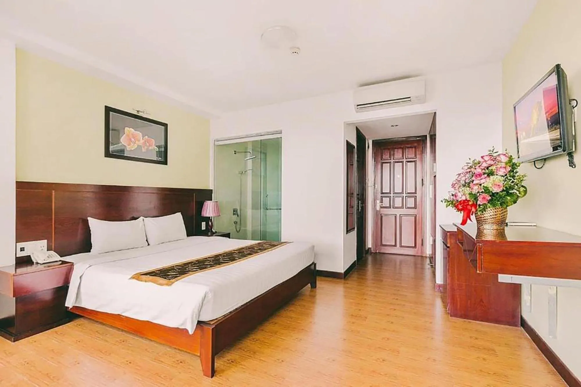 Bedroom, Bed in Dragon Sea Hotel