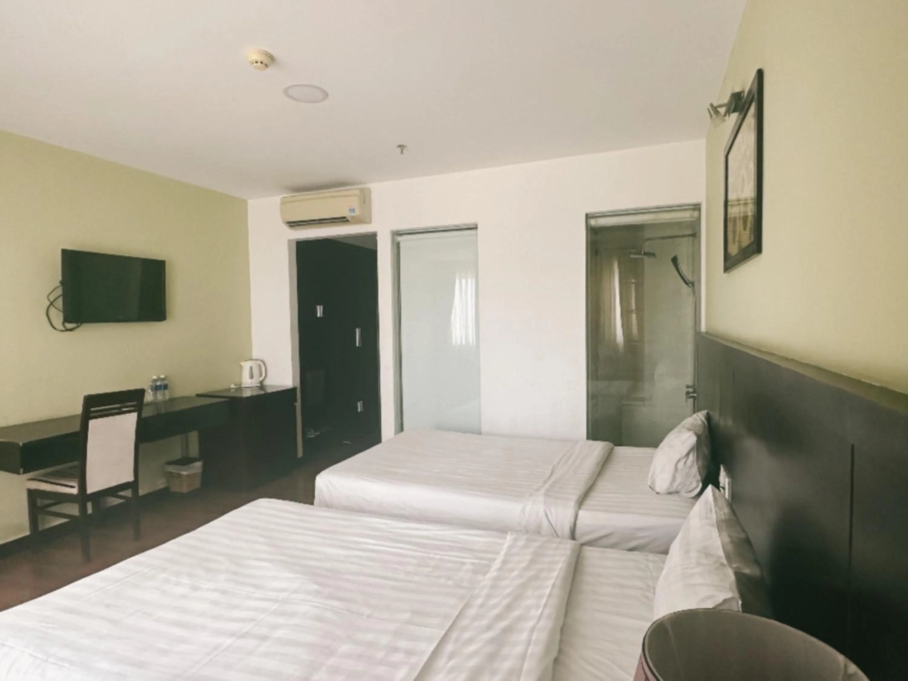 Bedroom, Bed in Dragon Sea Hotel