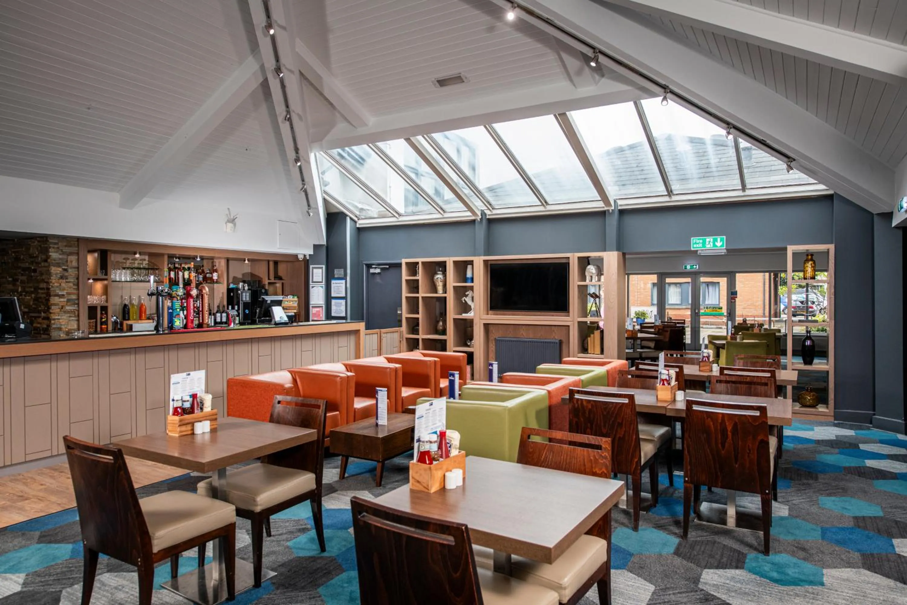 Restaurant/places to eat in Holiday Inn Express Edinburgh Airport by IHG
