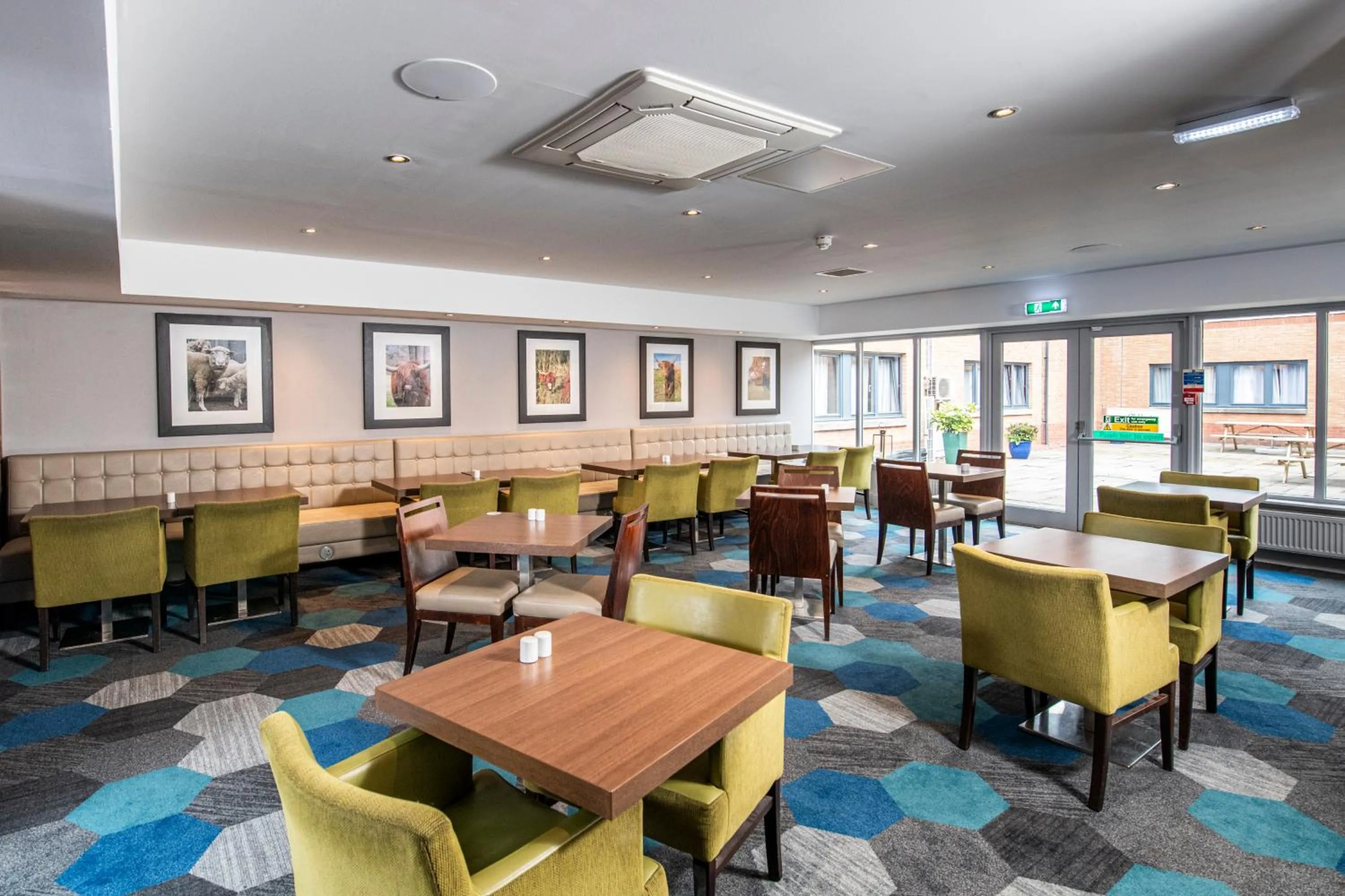 Restaurant/places to eat in Holiday Inn Express Edinburgh Airport by IHG