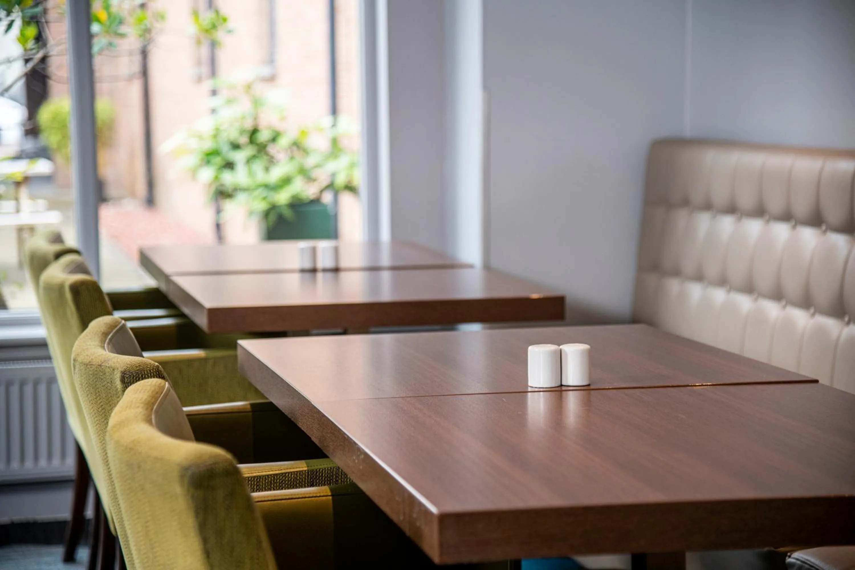 Restaurant/places to eat in Holiday Inn Express Edinburgh Airport by IHG