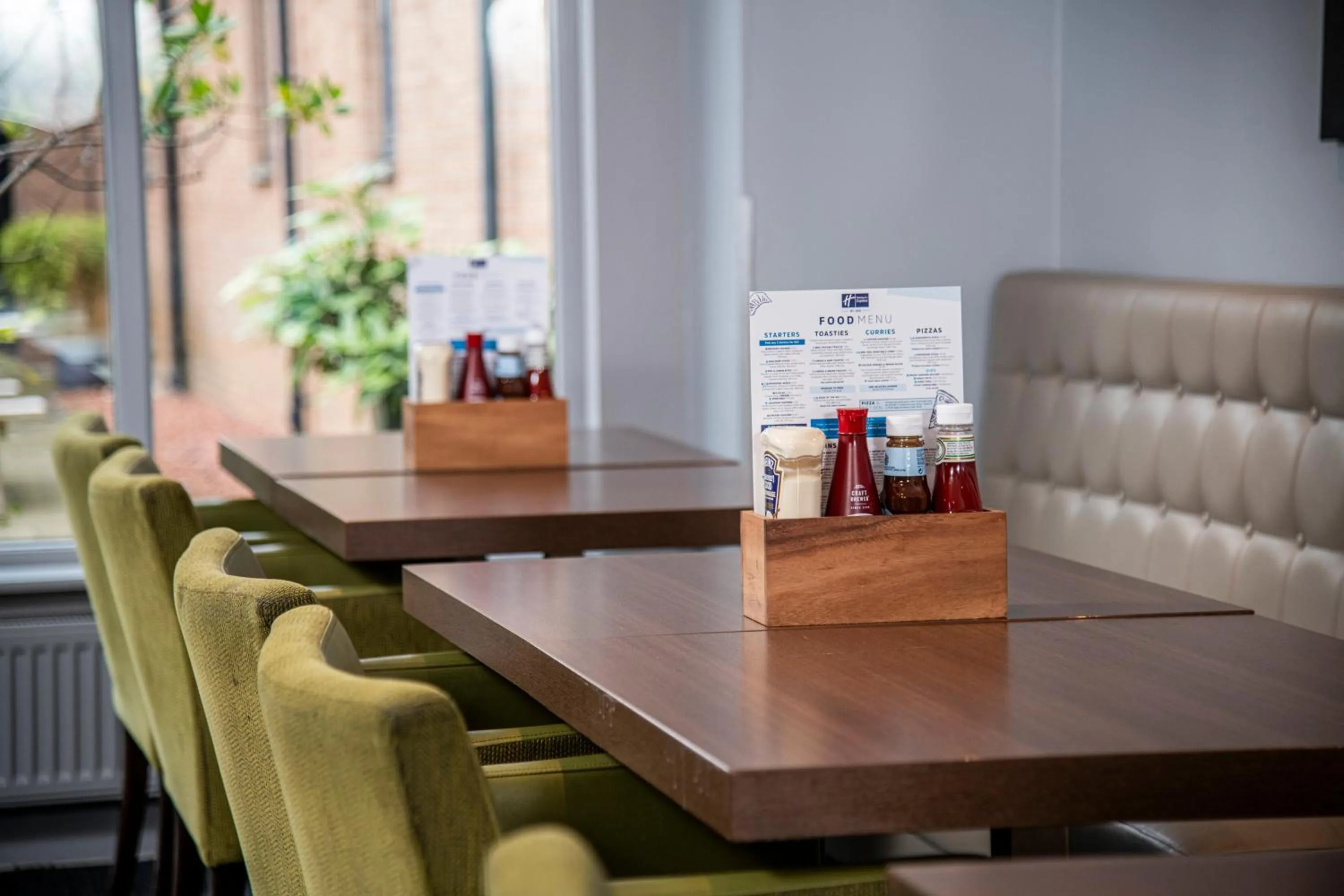 Restaurant/places to eat in Holiday Inn Express Edinburgh Airport by IHG