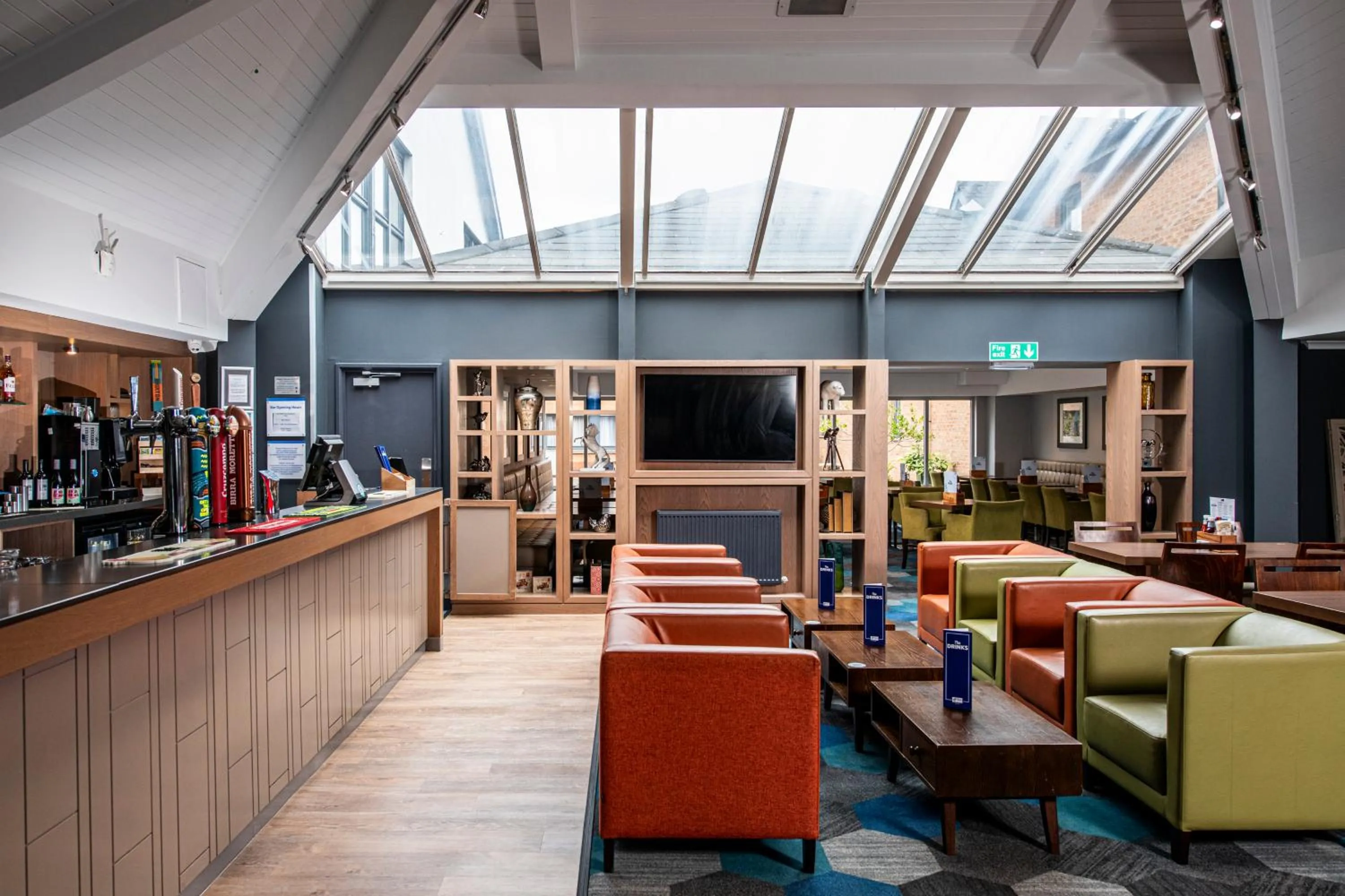 Lounge or bar in Holiday Inn Express Edinburgh Airport by IHG