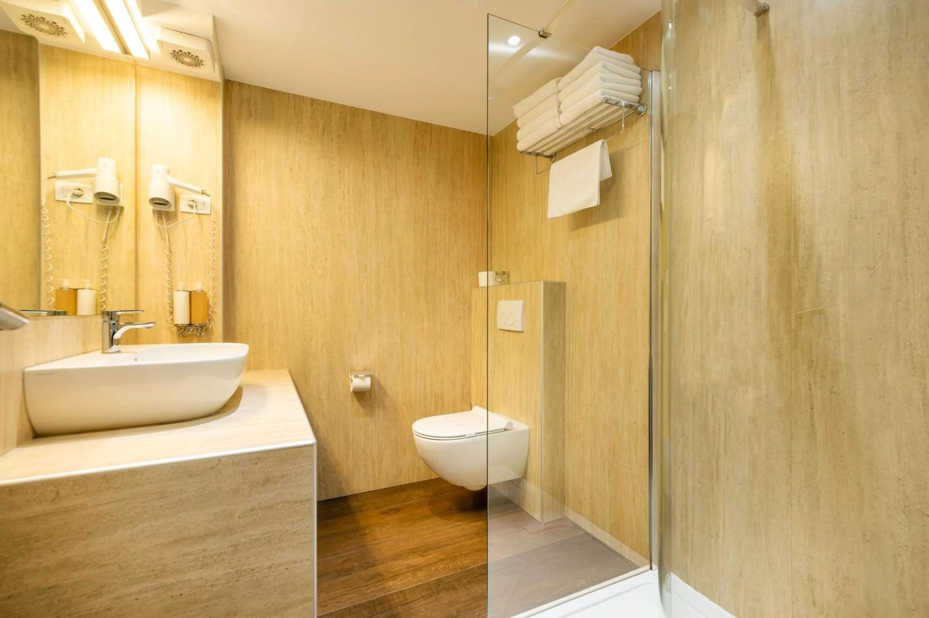 Shower in Azur Palace Luxury Rooms