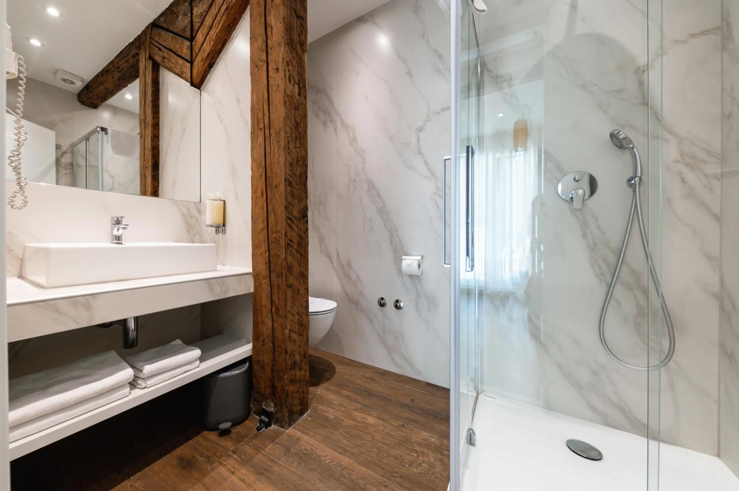 Shower in Azur Palace Luxury Rooms