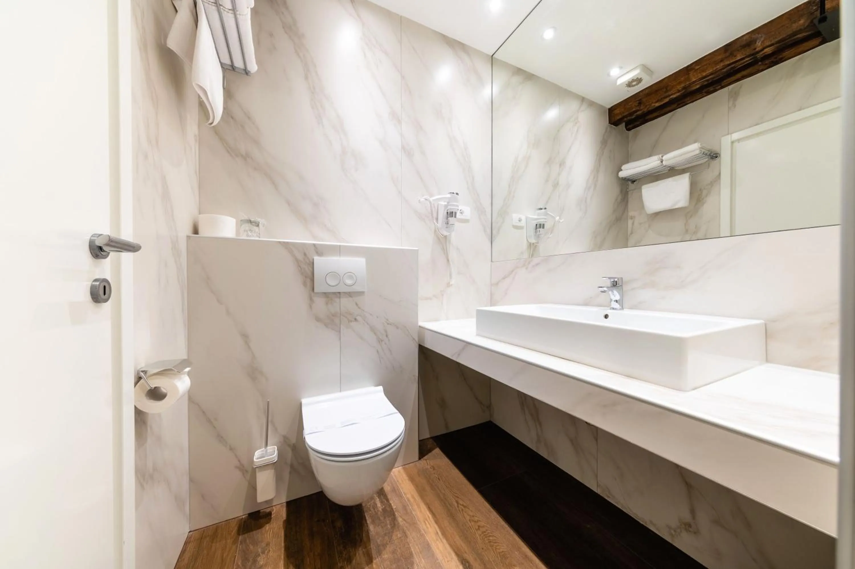 Shower in Azur Palace Luxury Rooms