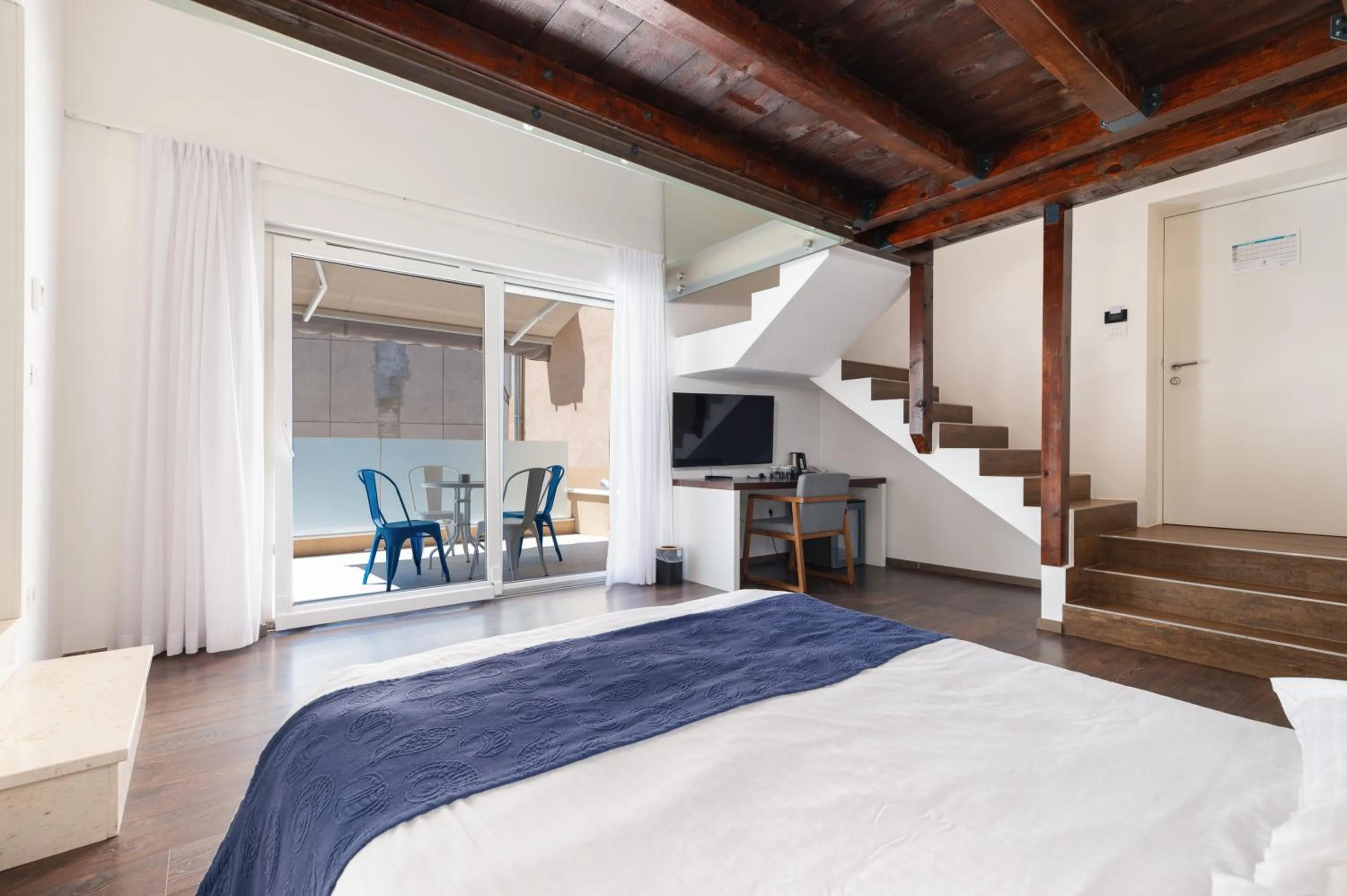 Bed in Azur Palace Luxury Rooms