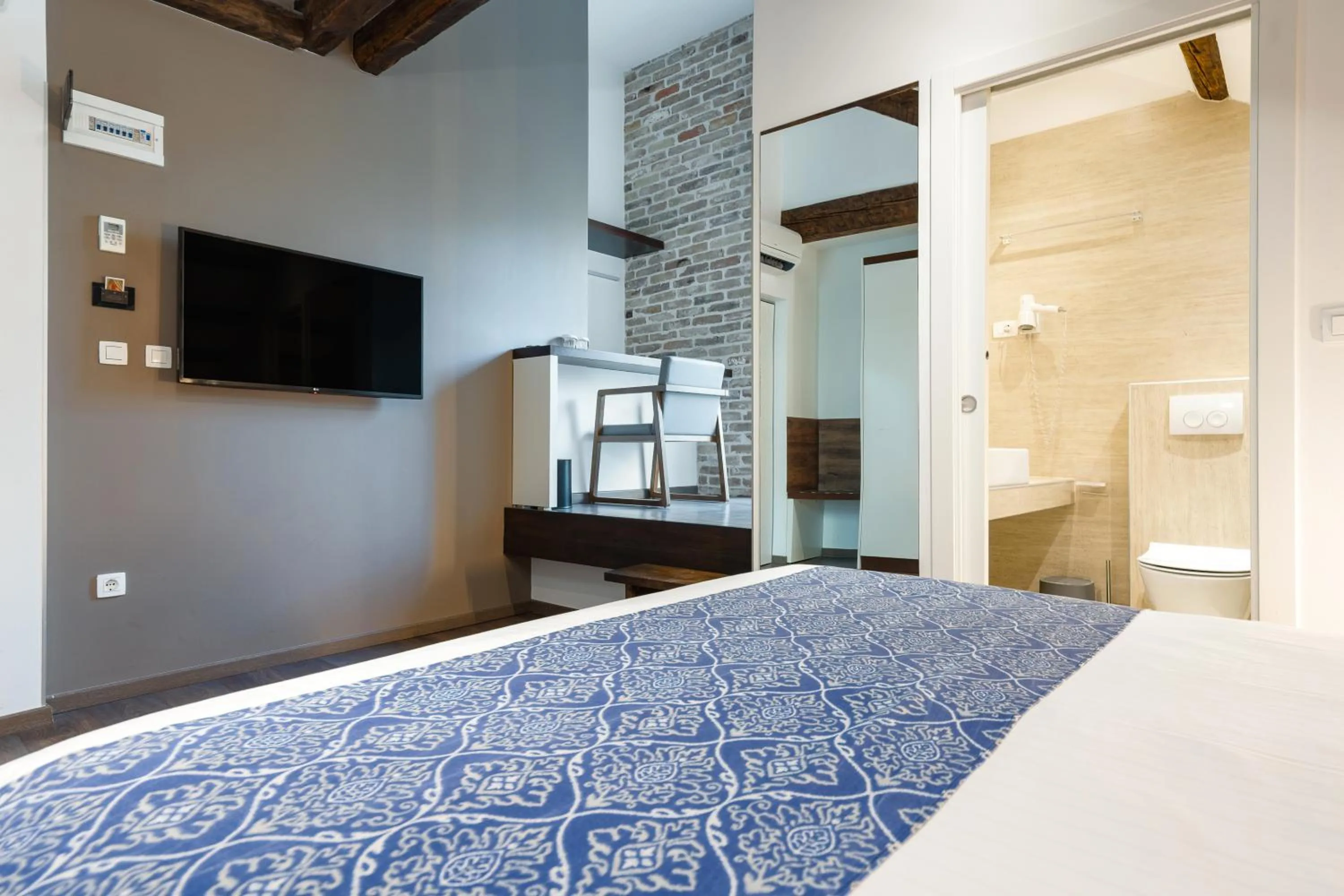 Bed in Azur Palace Luxury Rooms