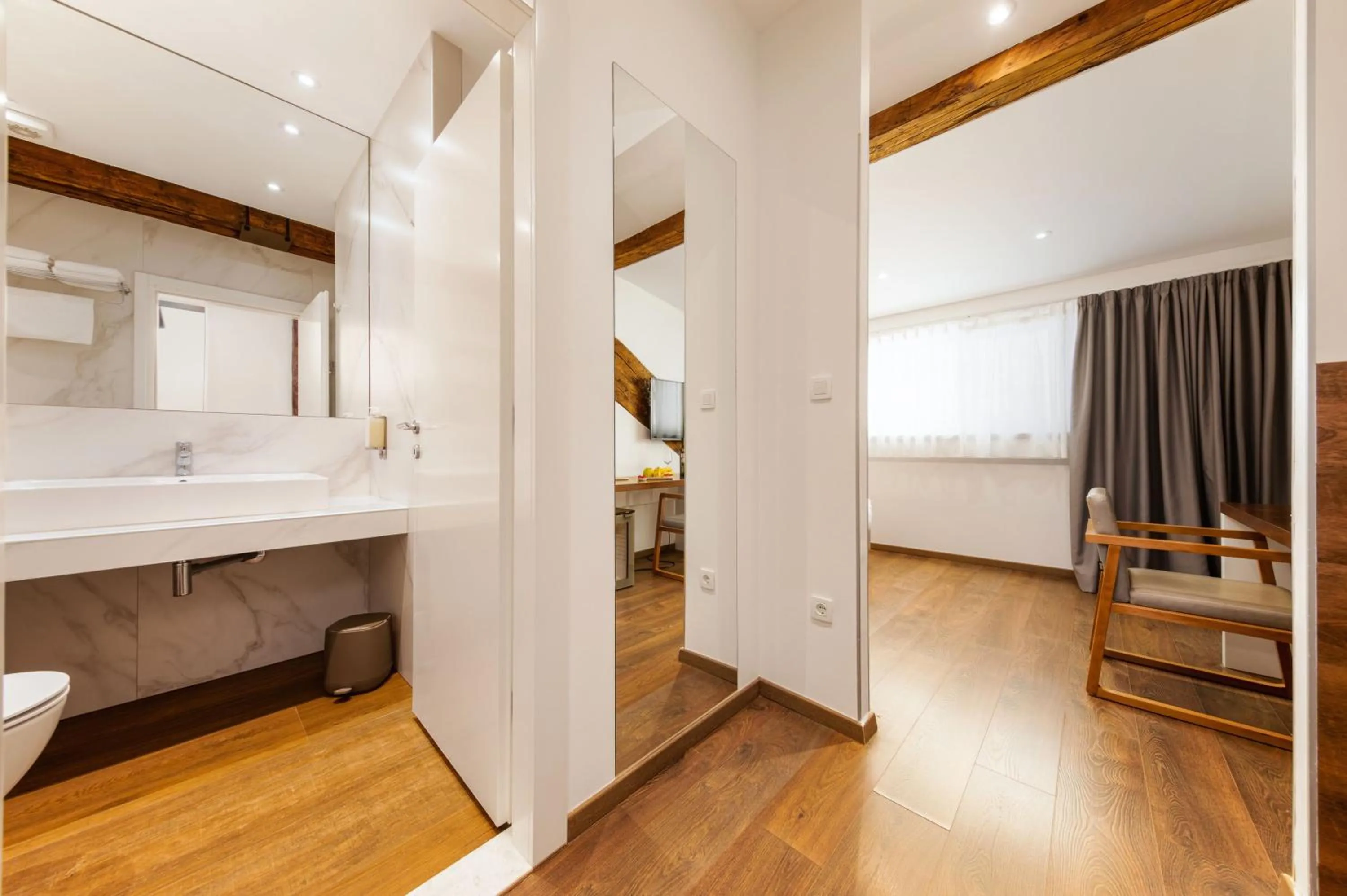 Shower, Bed in Azur Palace Luxury Rooms