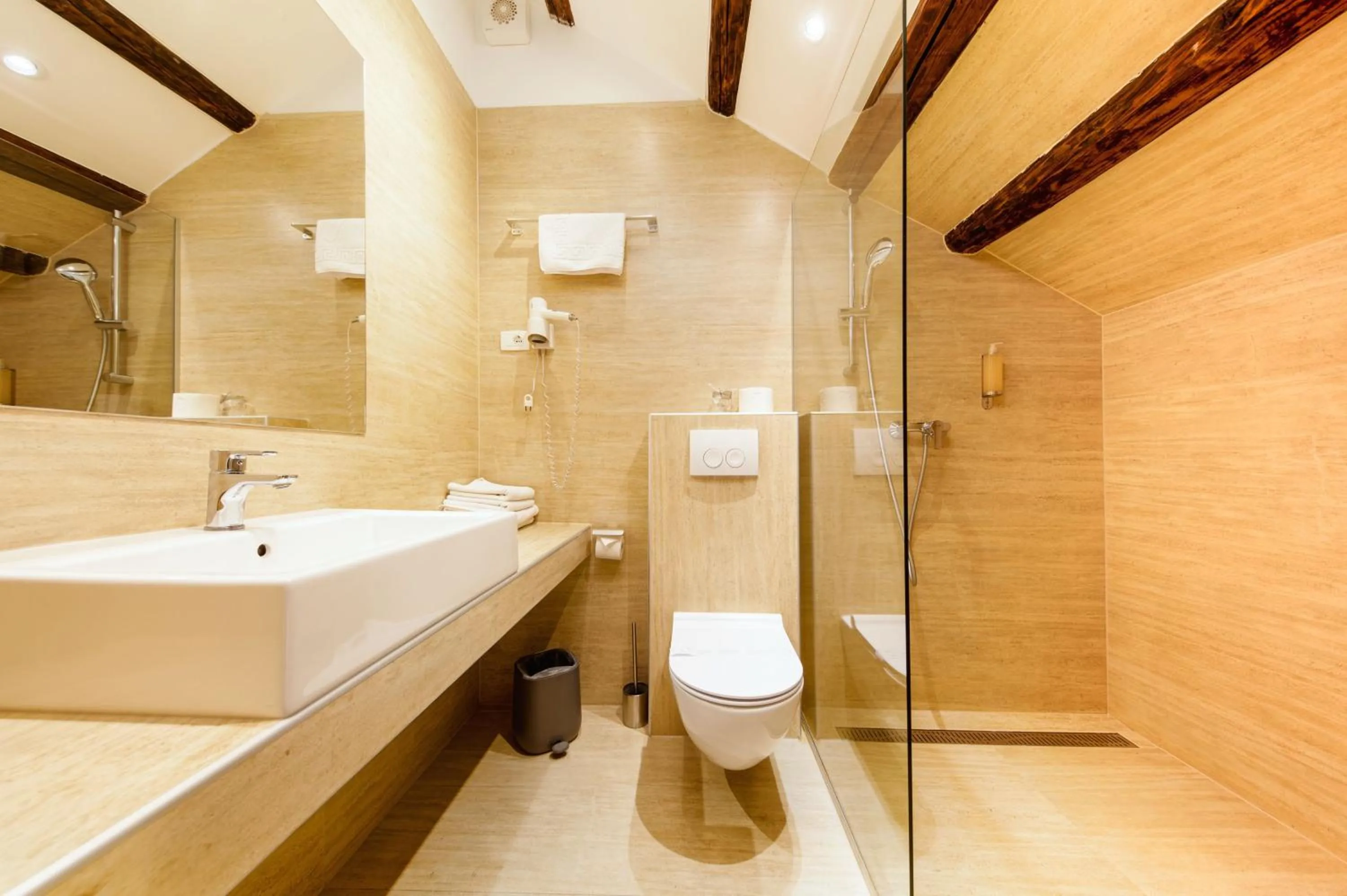 Shower in Azur Palace Luxury Rooms