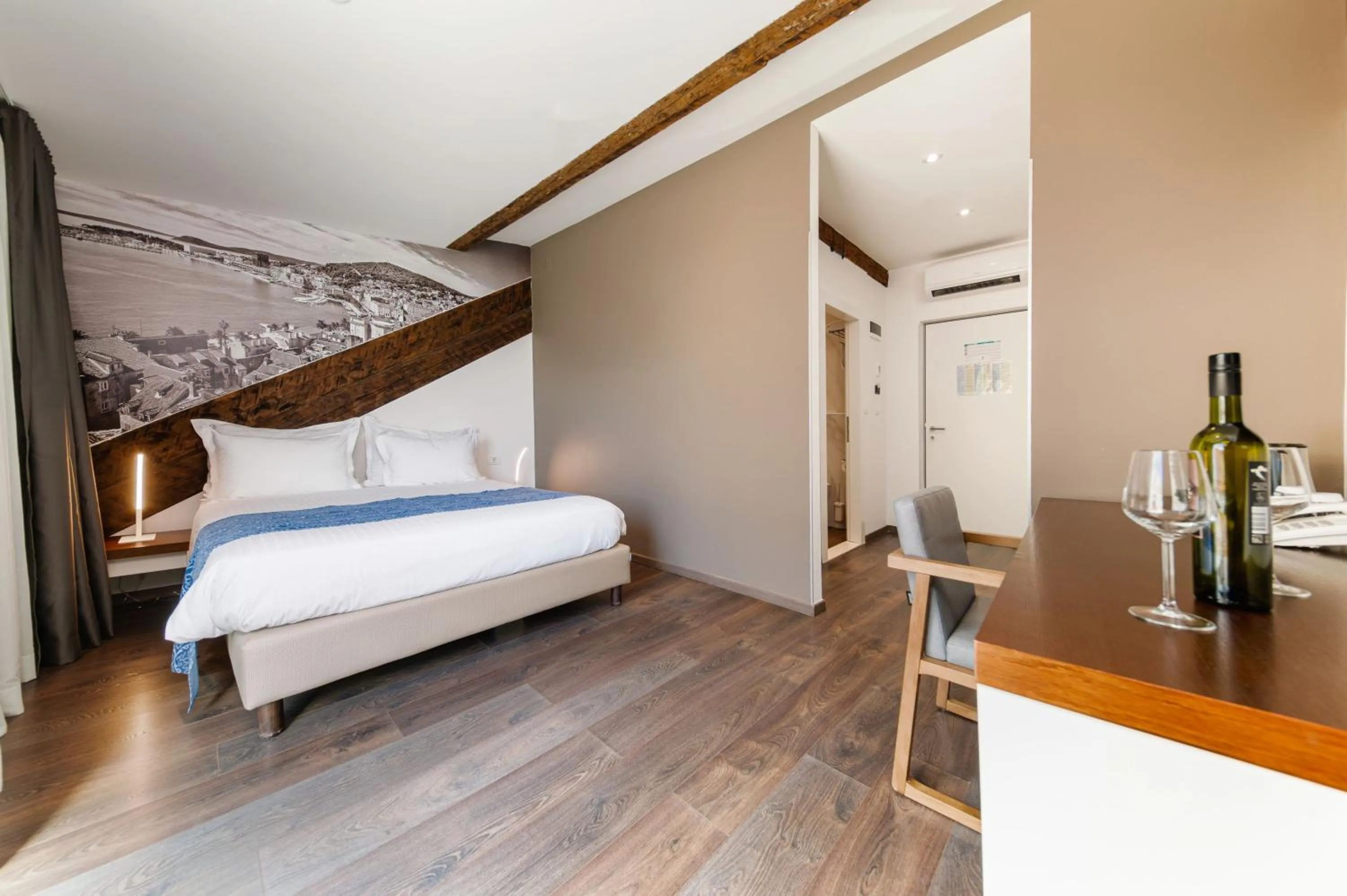 Bed in Azur Palace Luxury Rooms