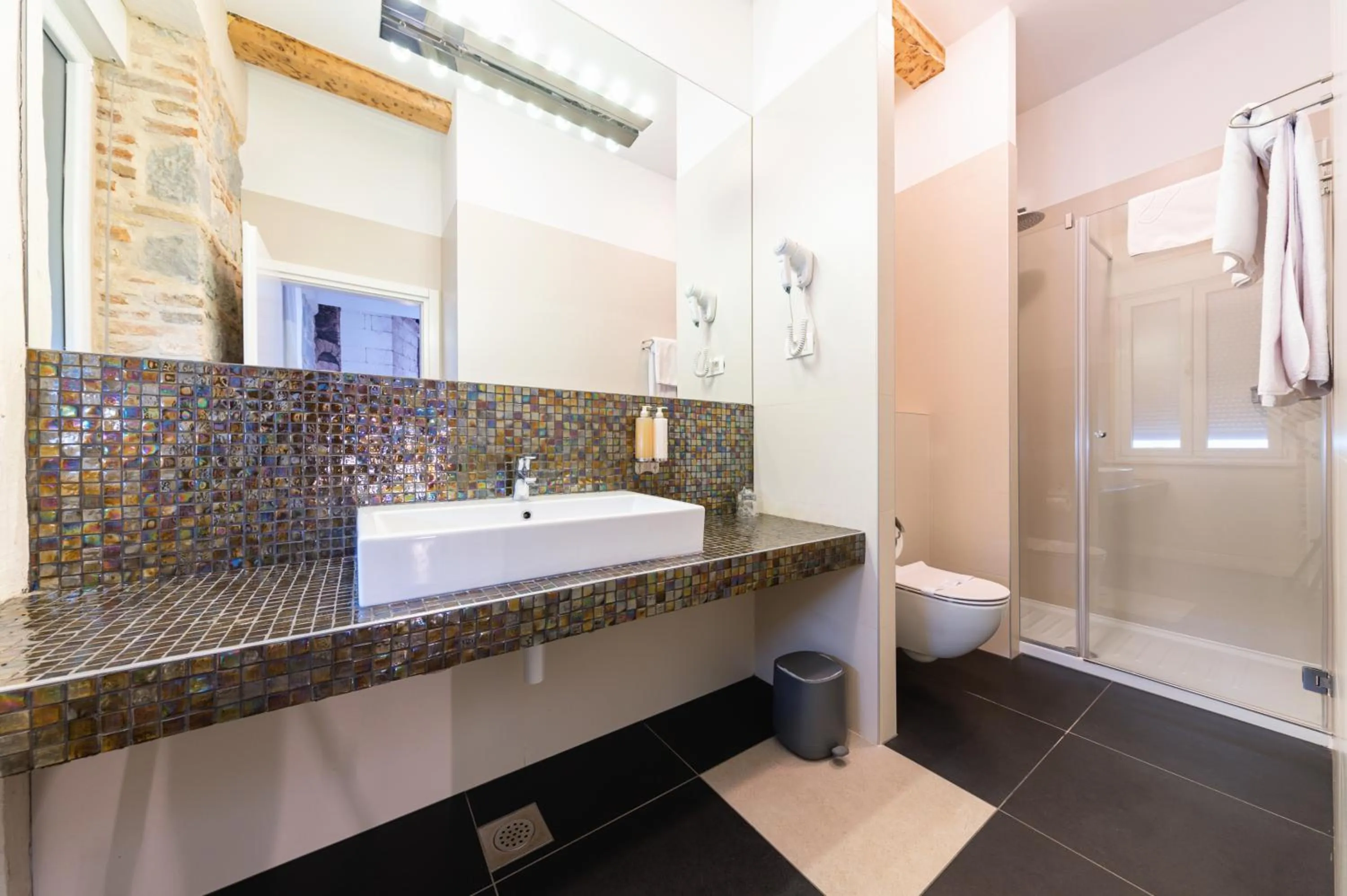 Shower in Azur Palace Luxury Rooms