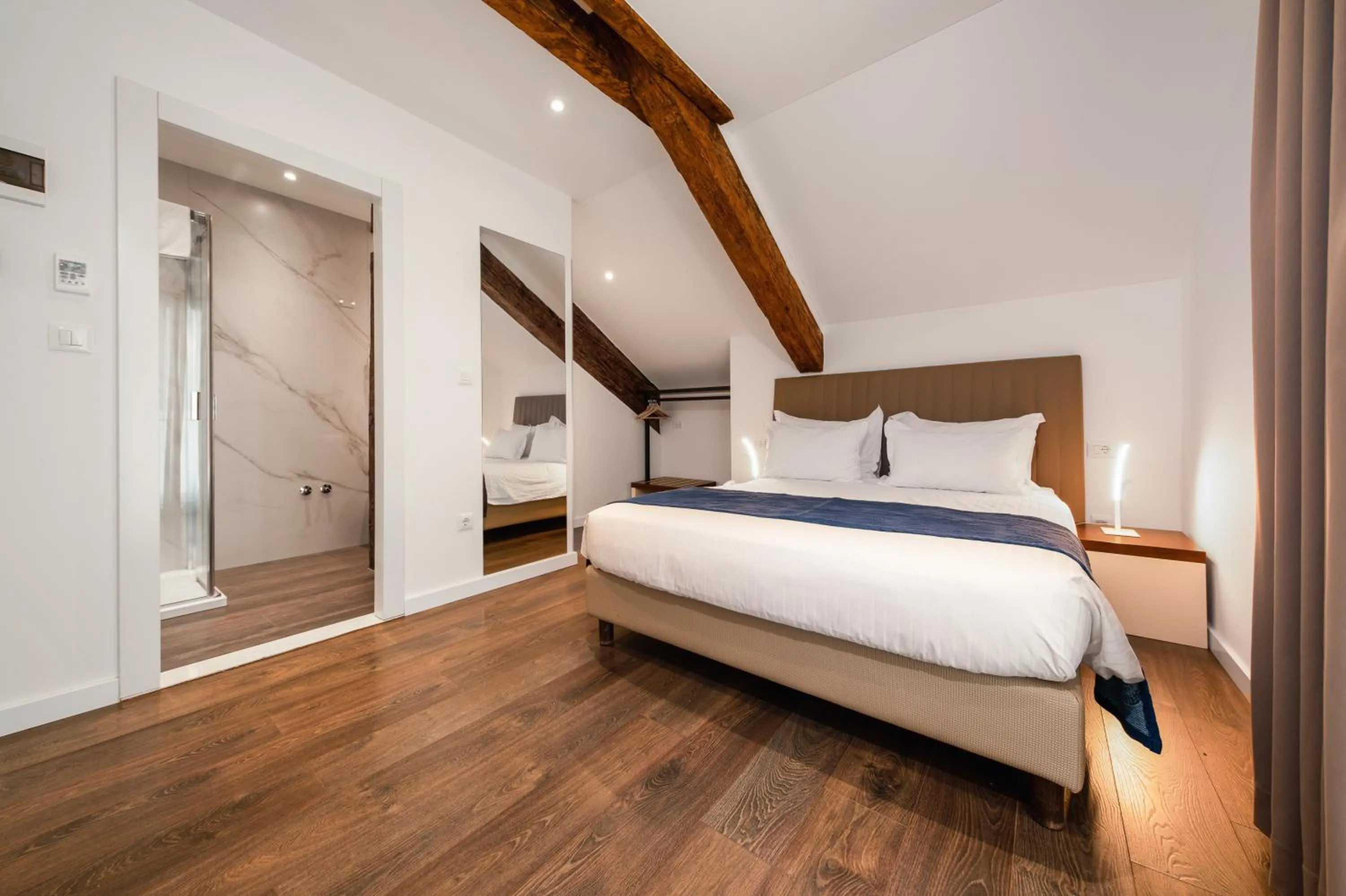 Bed in Azur Palace Luxury Rooms