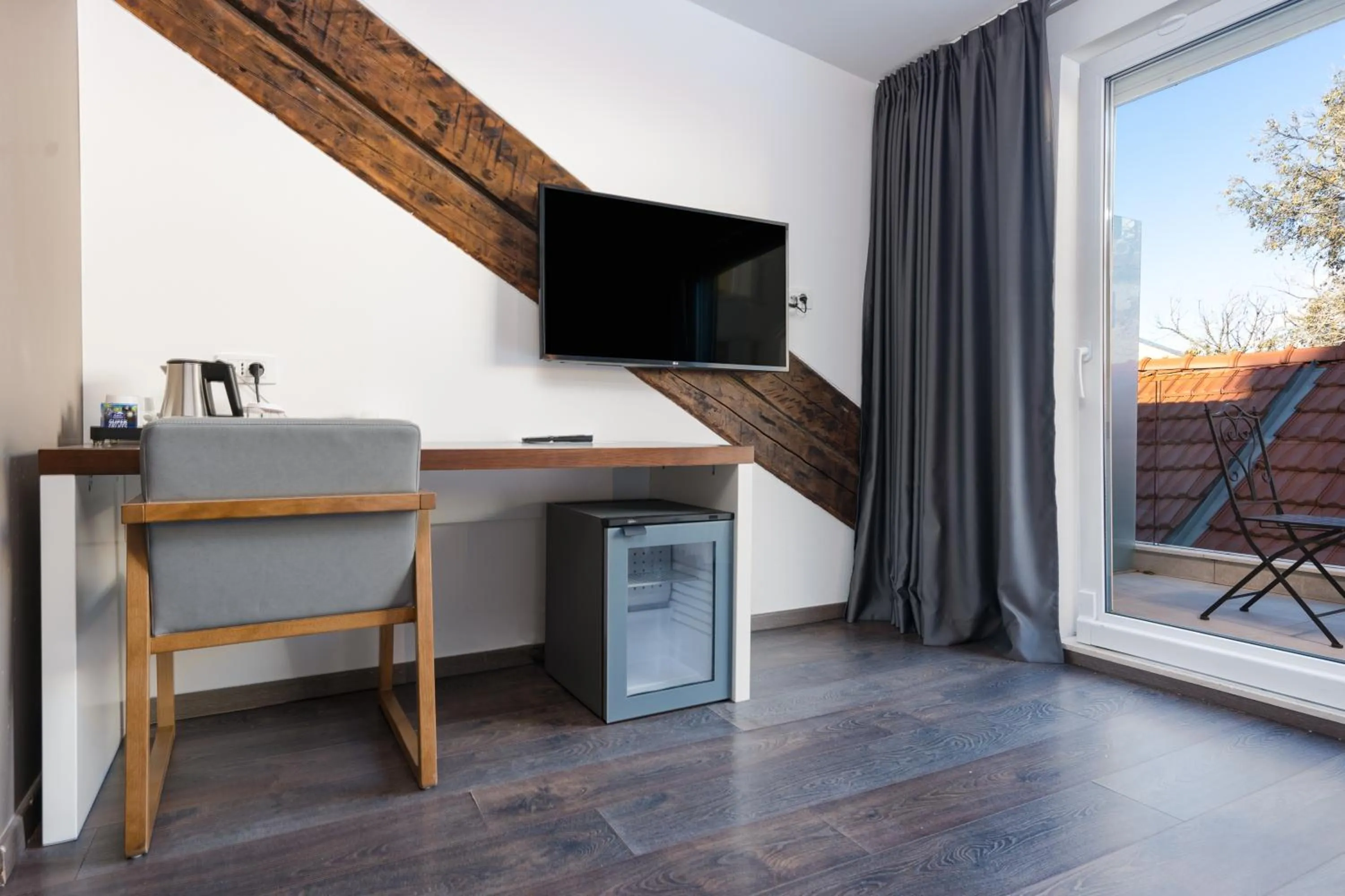 TV and multimedia in Azur Palace Luxury Rooms