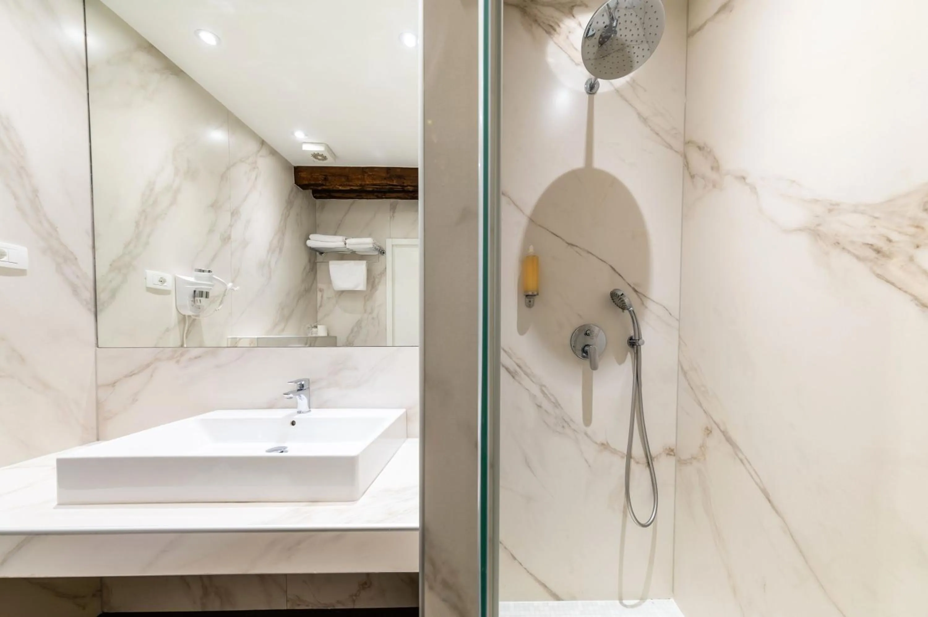 Shower in Azur Palace Luxury Rooms