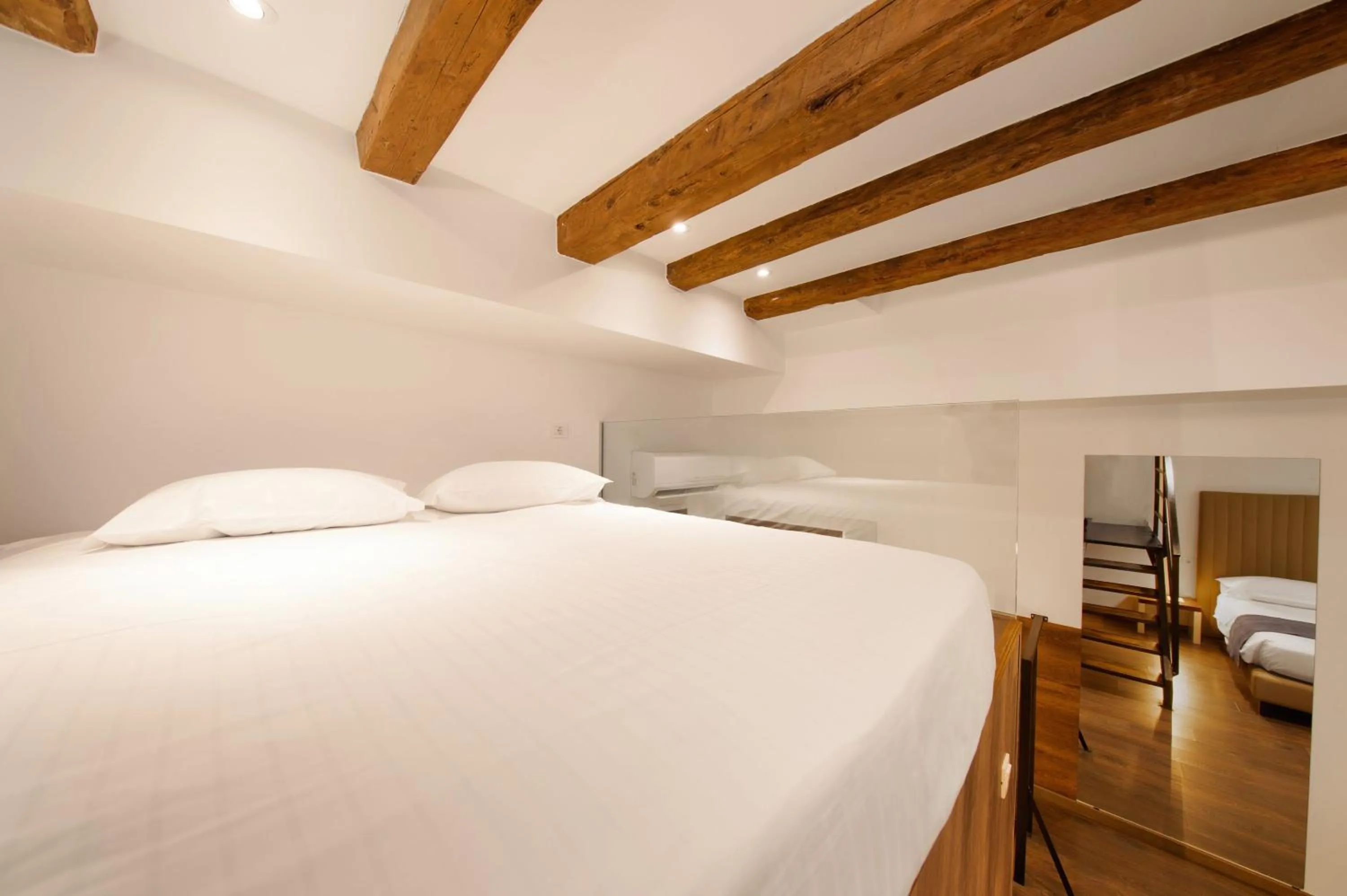 Bed in Azur Palace Luxury Rooms