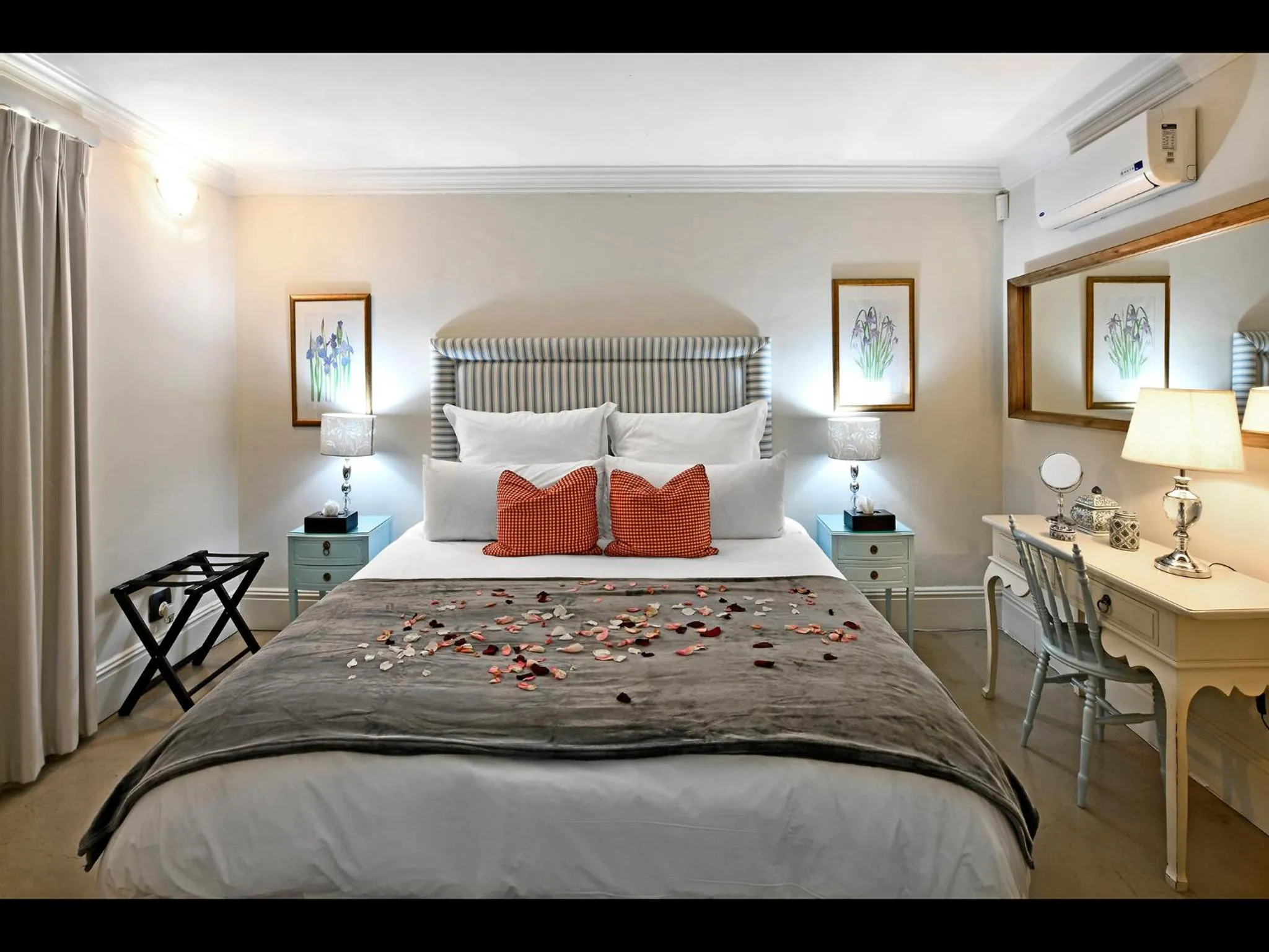 Photo of the whole room, Bed in Auberge Daniella