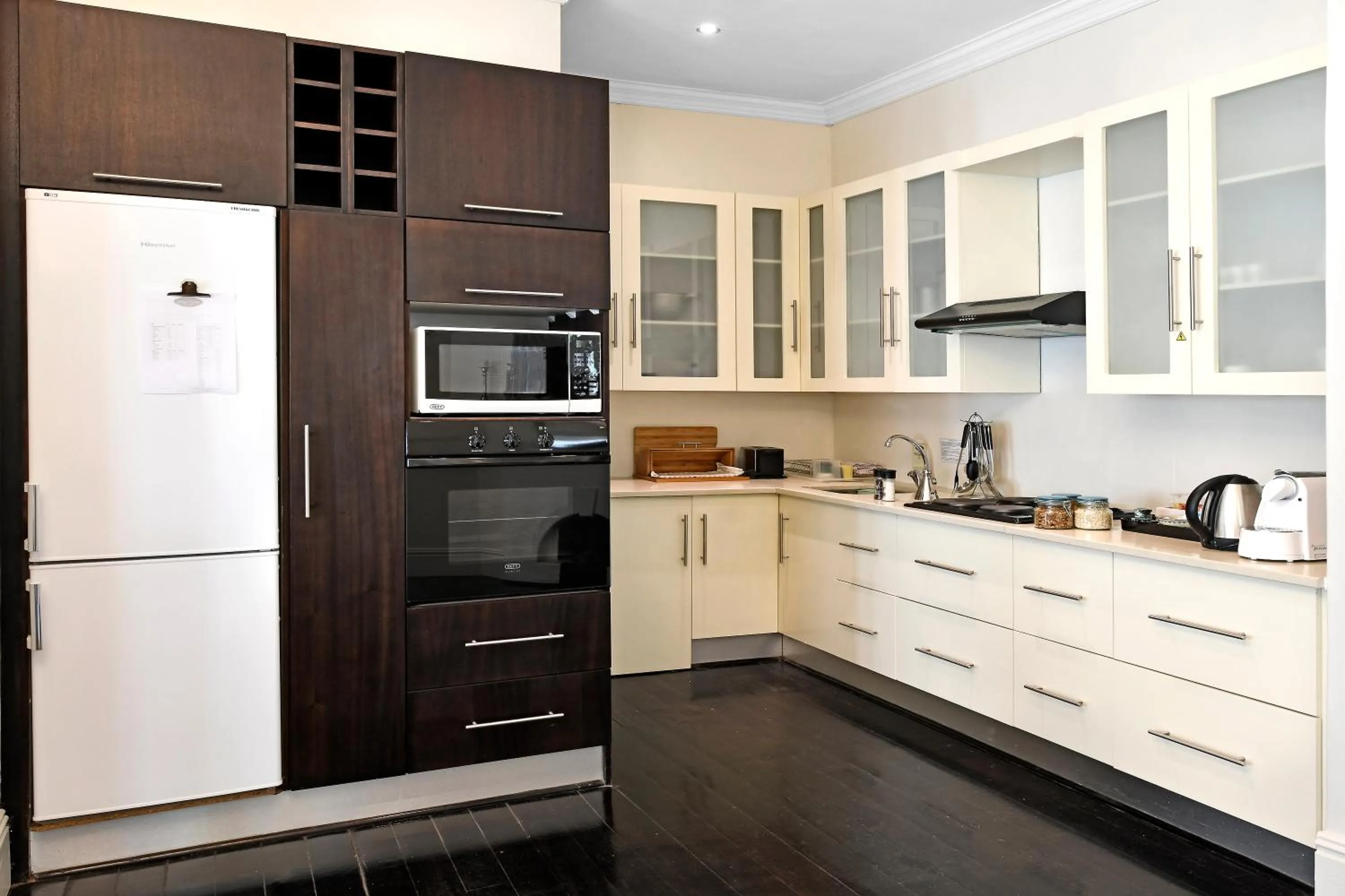 Kitchen or kitchenette in Auberge Daniella