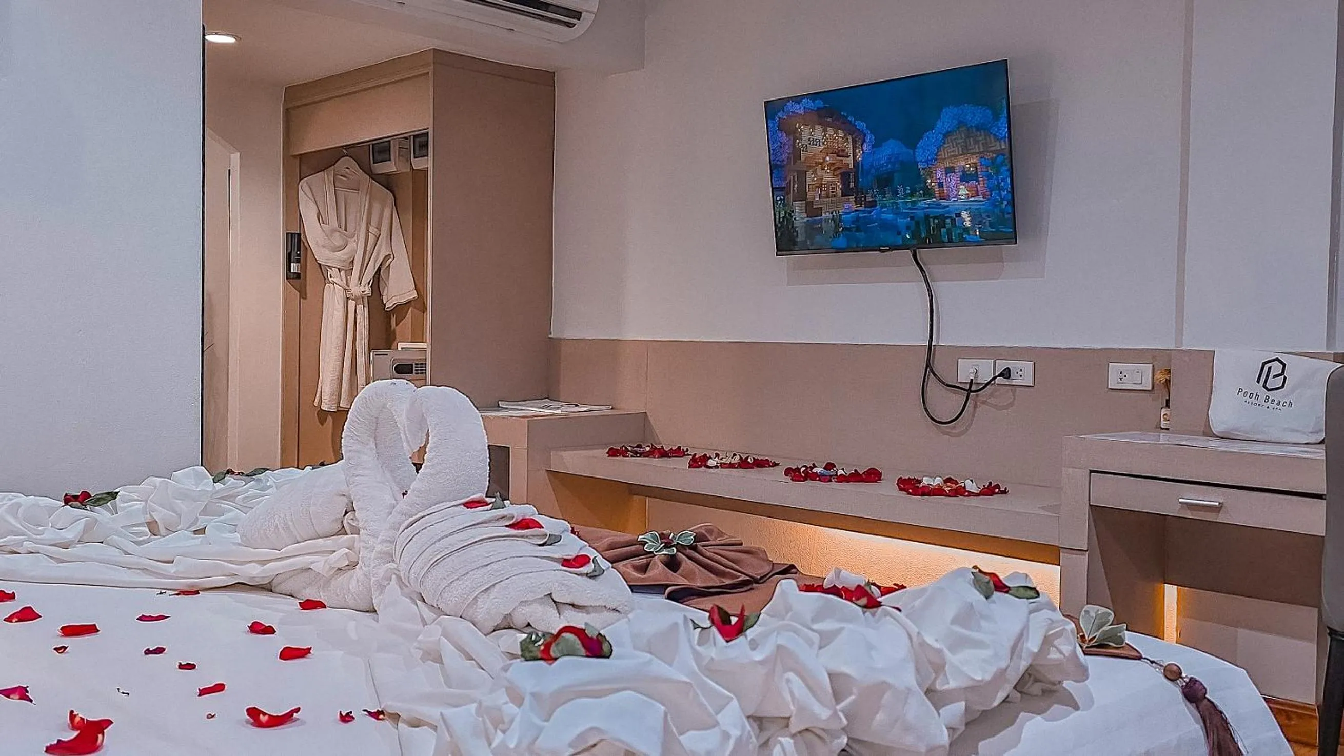 Bed in Pooh Beach Resort & Spa