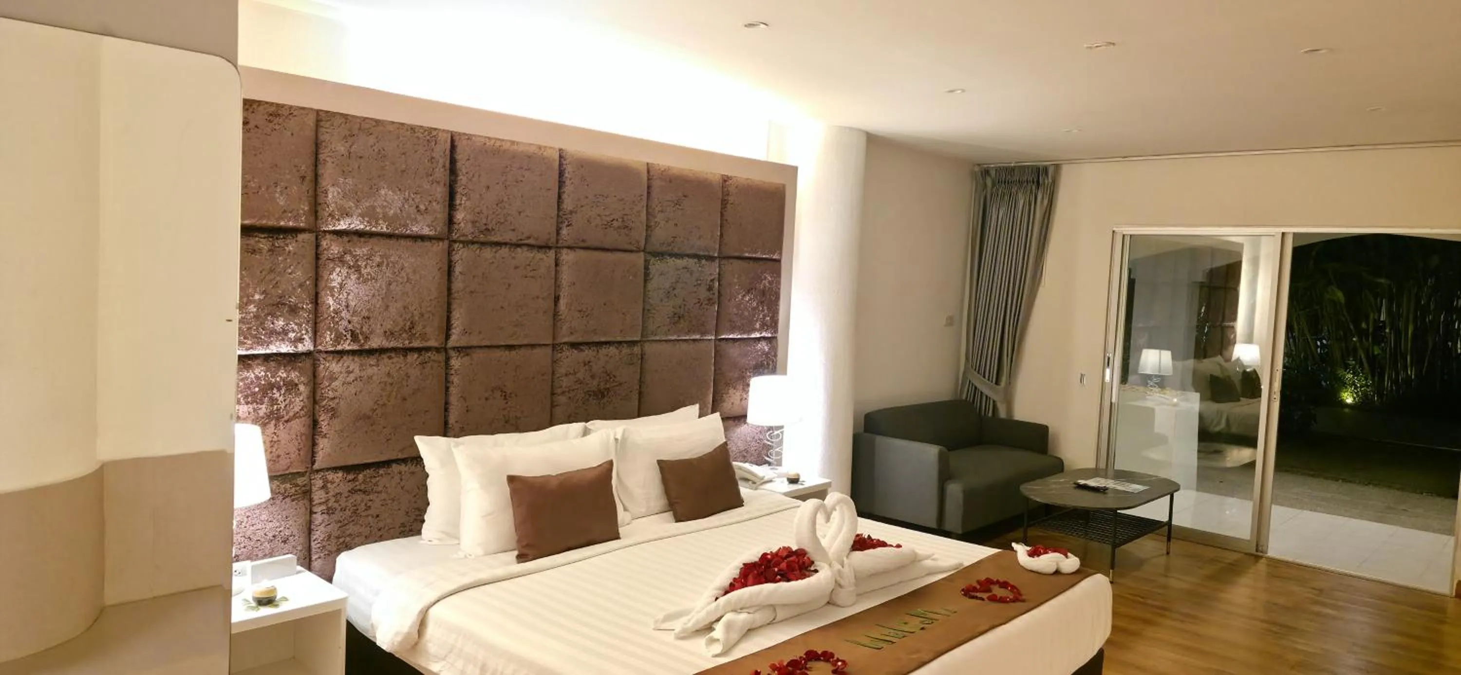 Living room, Bed in Pooh Beach Resort & Spa