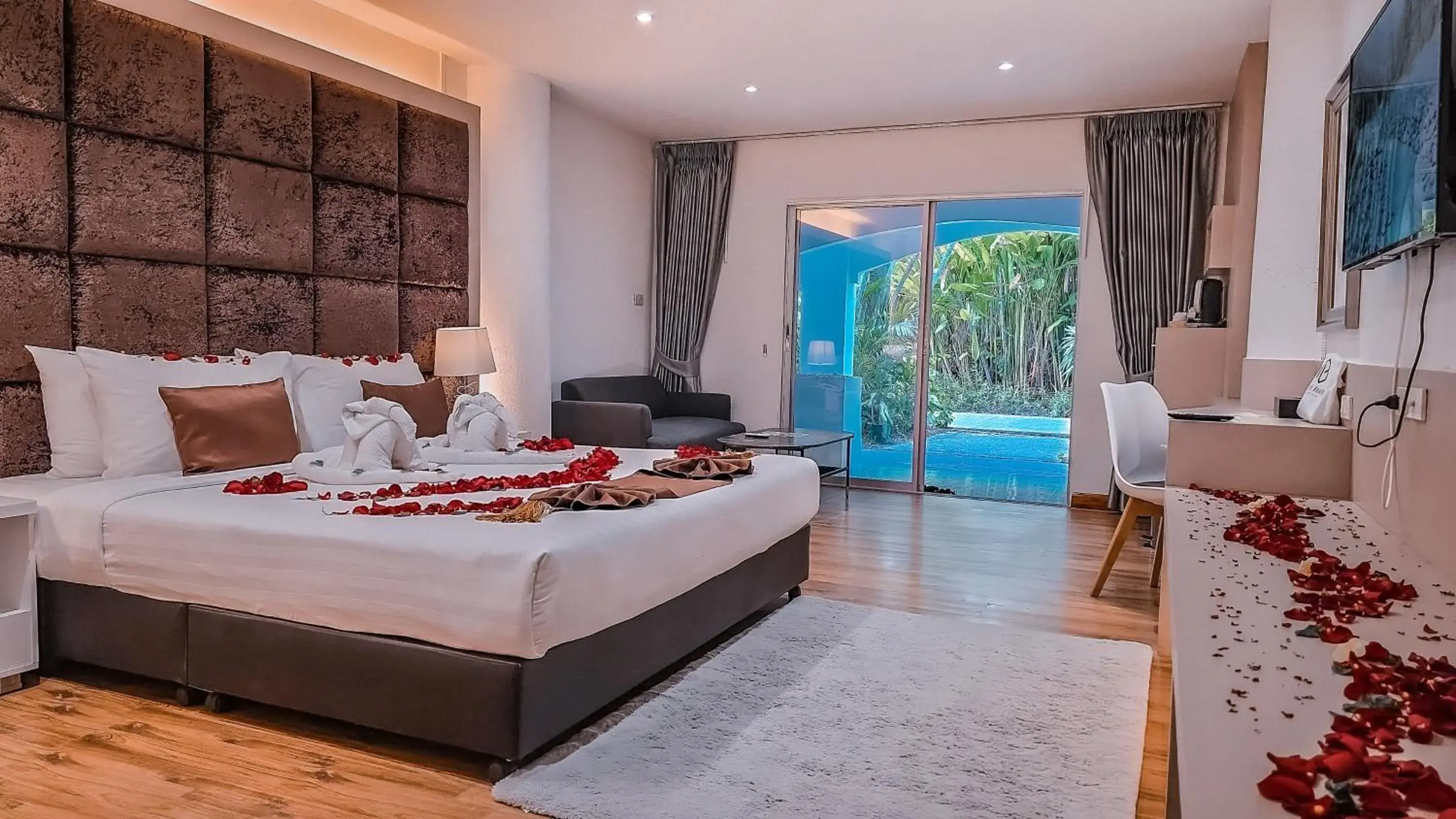 King Room with Pool View in Pooh Beach Resort & Spa King Room with Pool View in Pooh Beach Resort & Spa