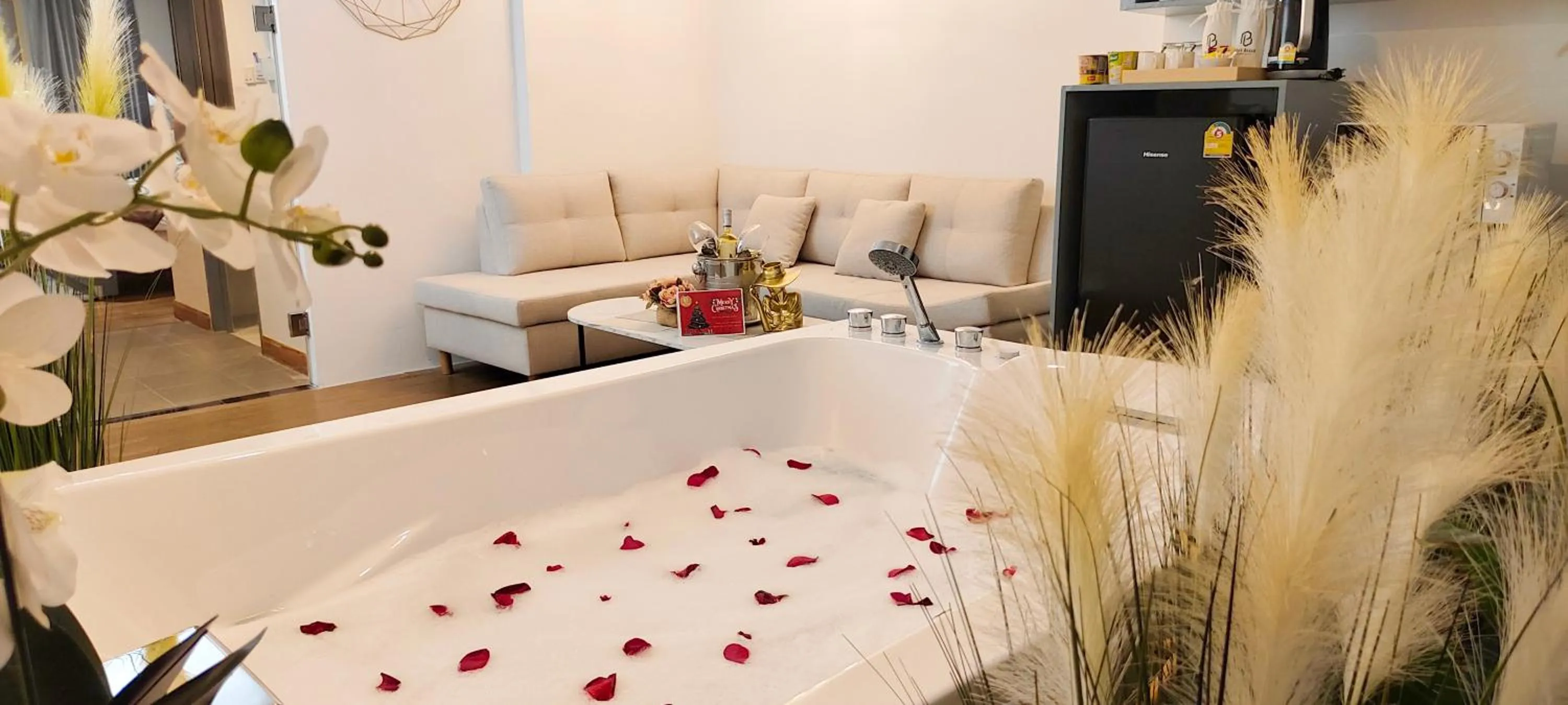 Hot Tub in Pooh Beach Resort & Spa