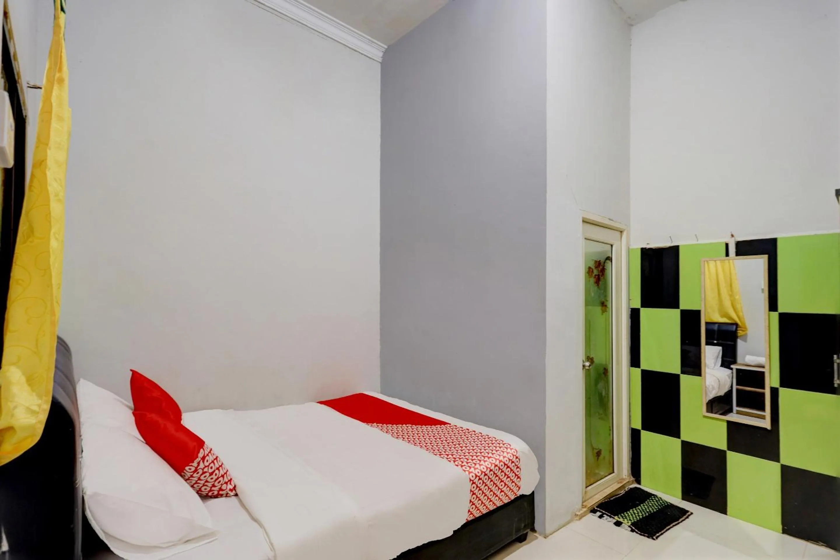 Bedroom, Bed in Hotel O Backpaker Seraya