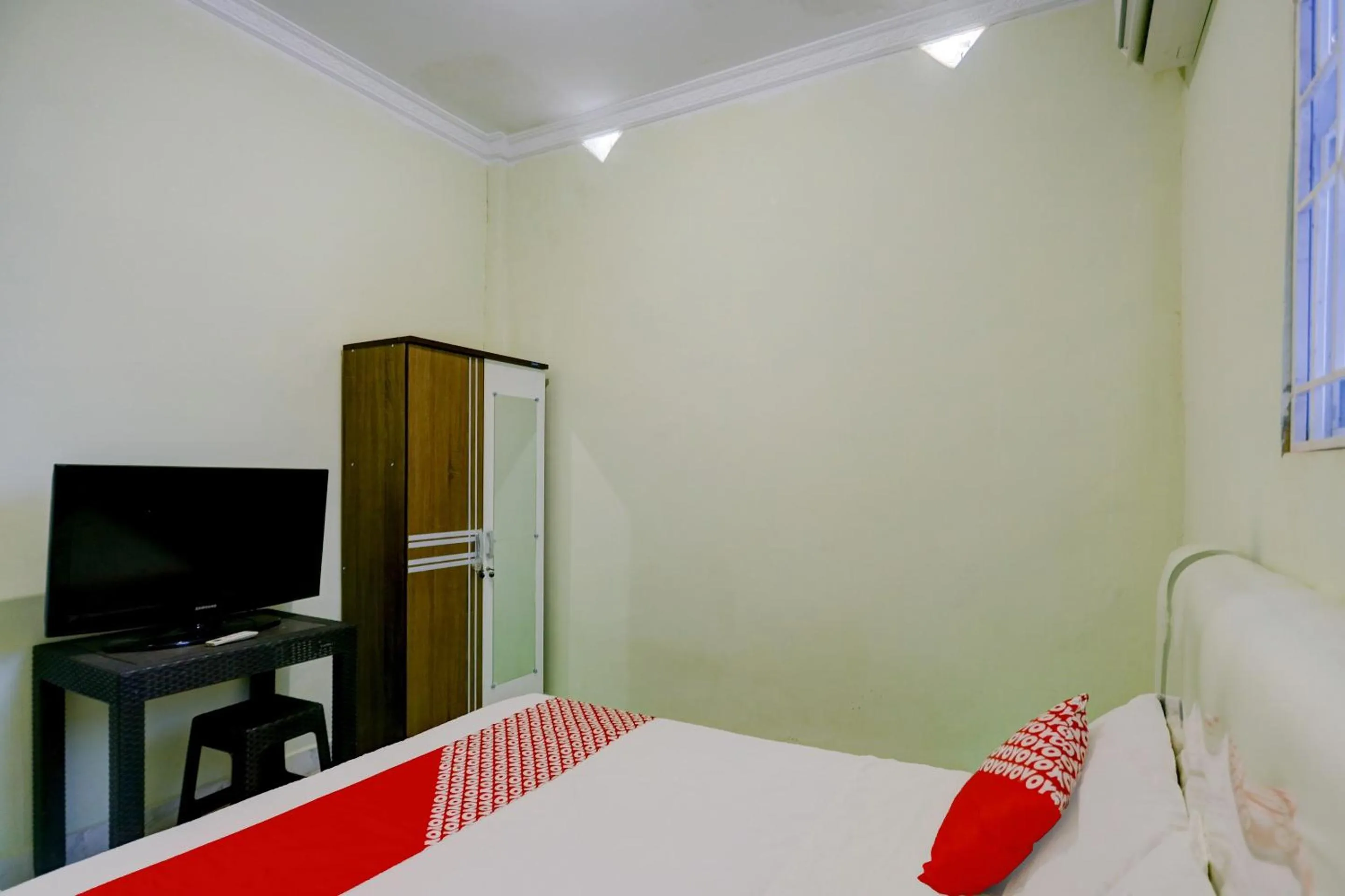 Bedroom, Bed in Hotel O Backpaker Seraya