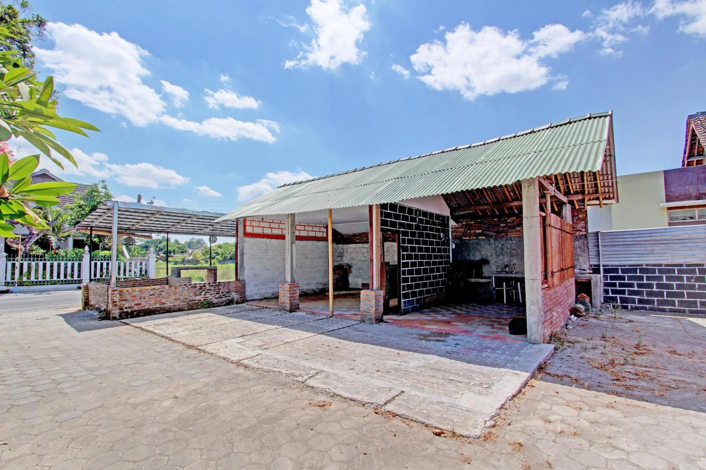 Facade/entrance in OYO Life 93010 Omah Bareng Syariah Sambisari