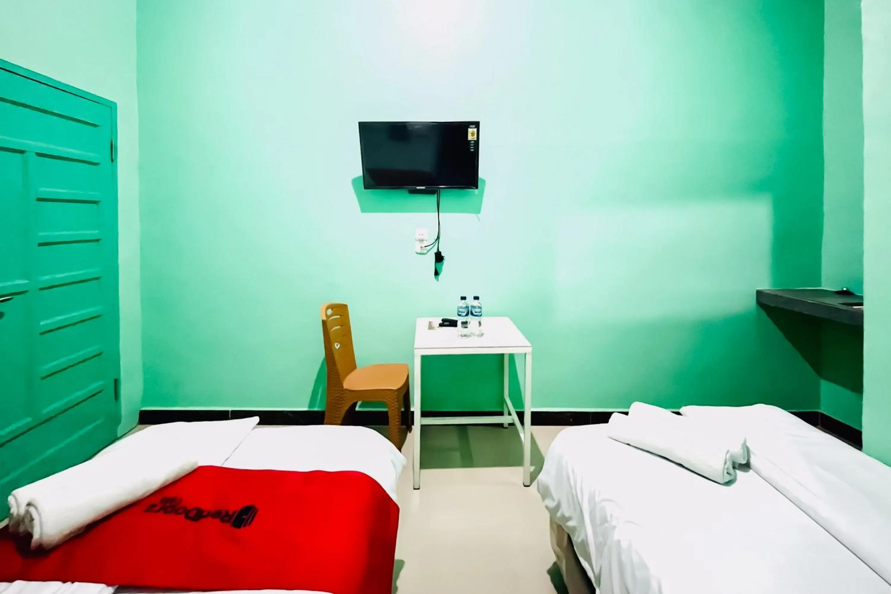 Bedroom, Bed in RedDoorz at Orien Guesthouse Pematang Siantar