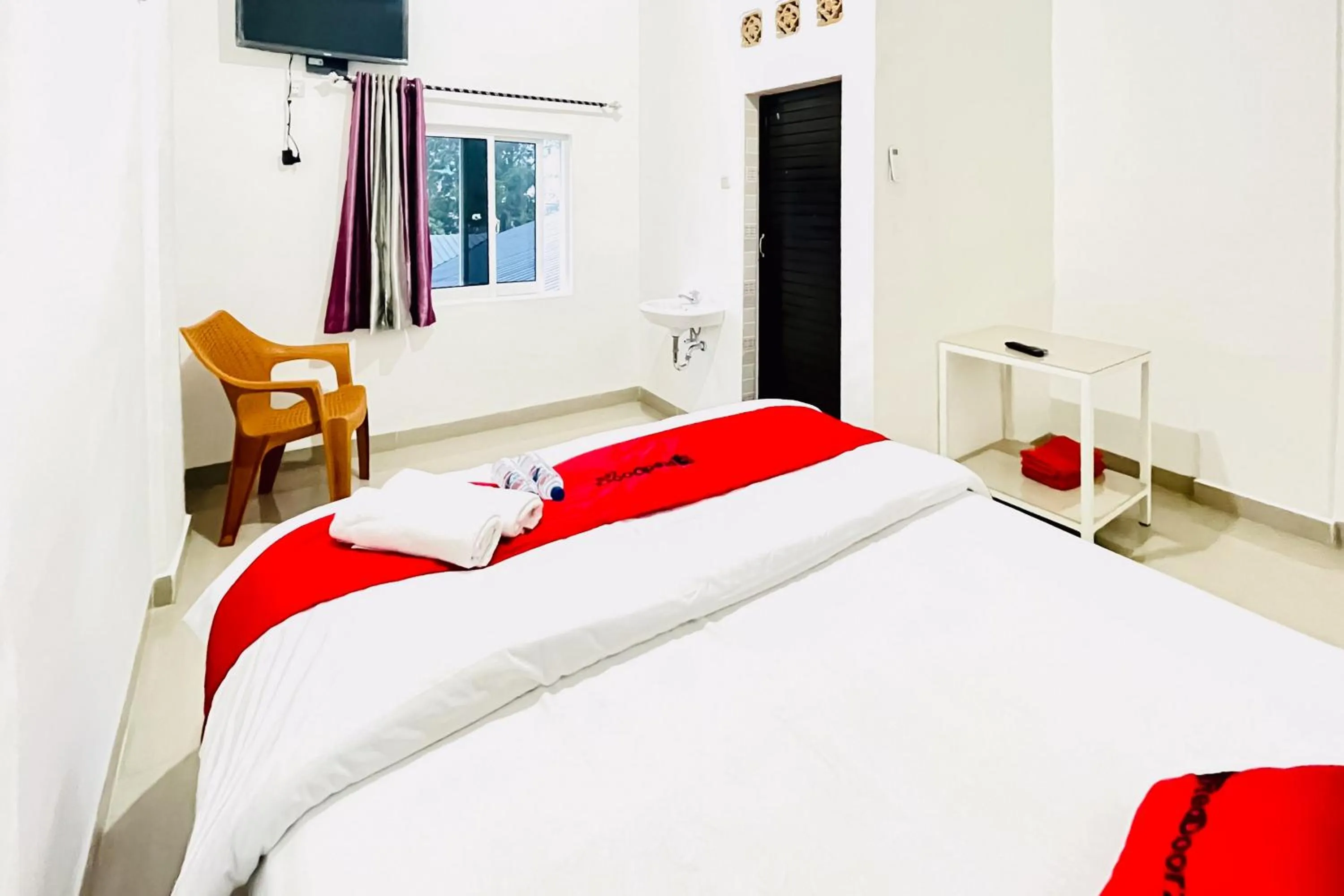 Bedroom, Bed in RedDoorz at Orien Guesthouse Pematang Siantar