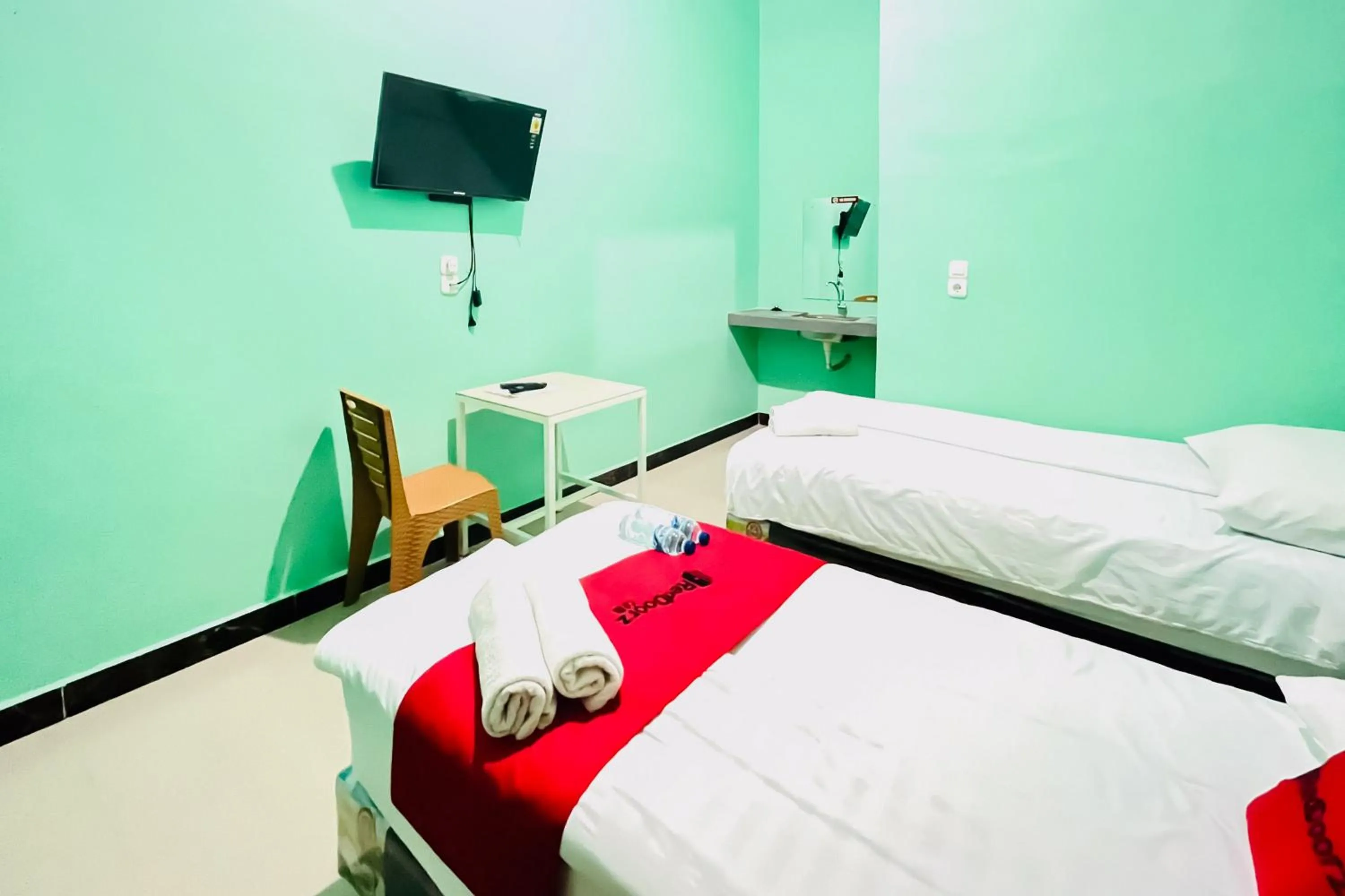 Bedroom, Bed in RedDoorz at Orien Guesthouse Pematang Siantar