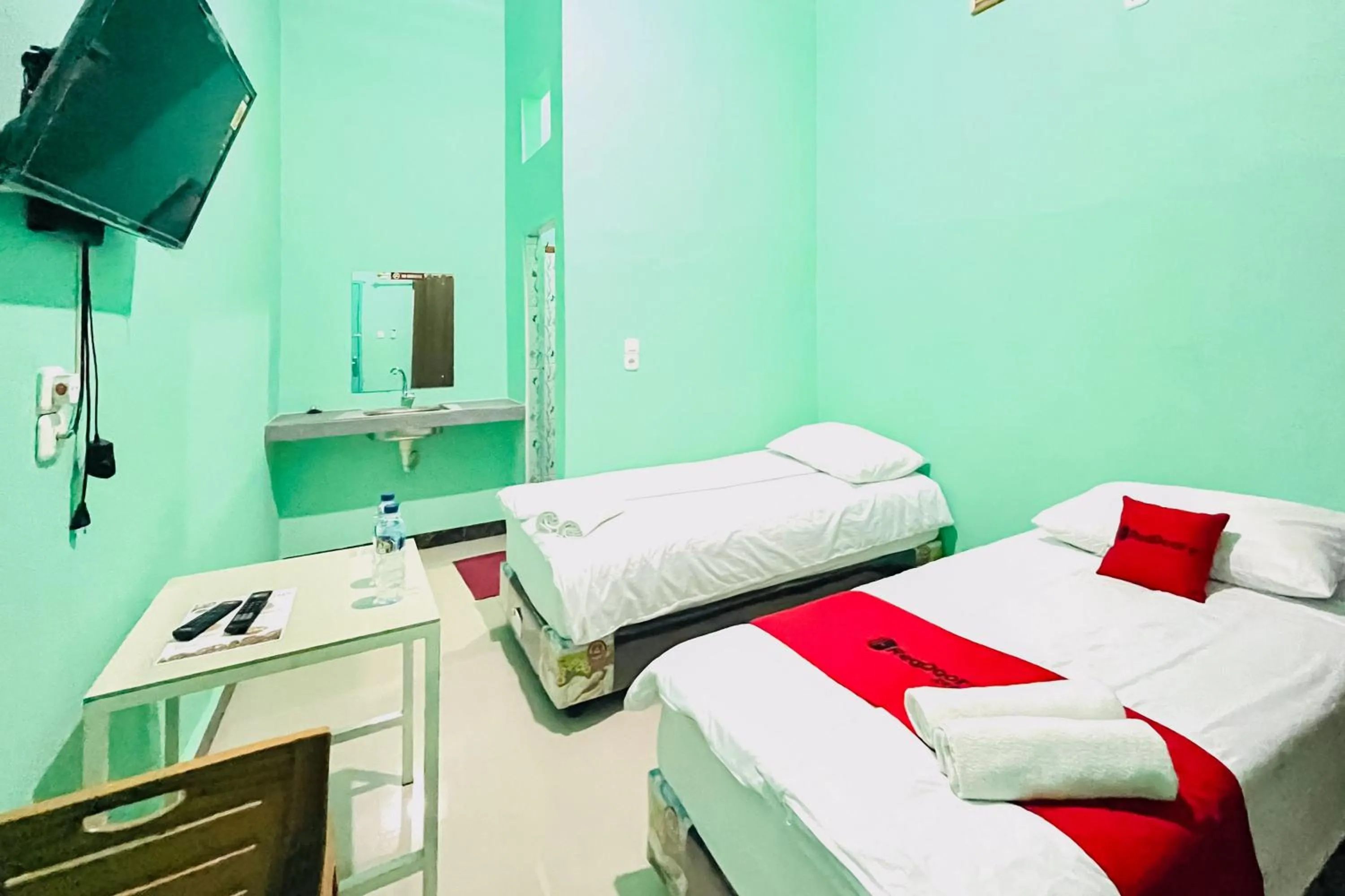 Bedroom, Bed in RedDoorz at Orien Guesthouse Pematang Siantar