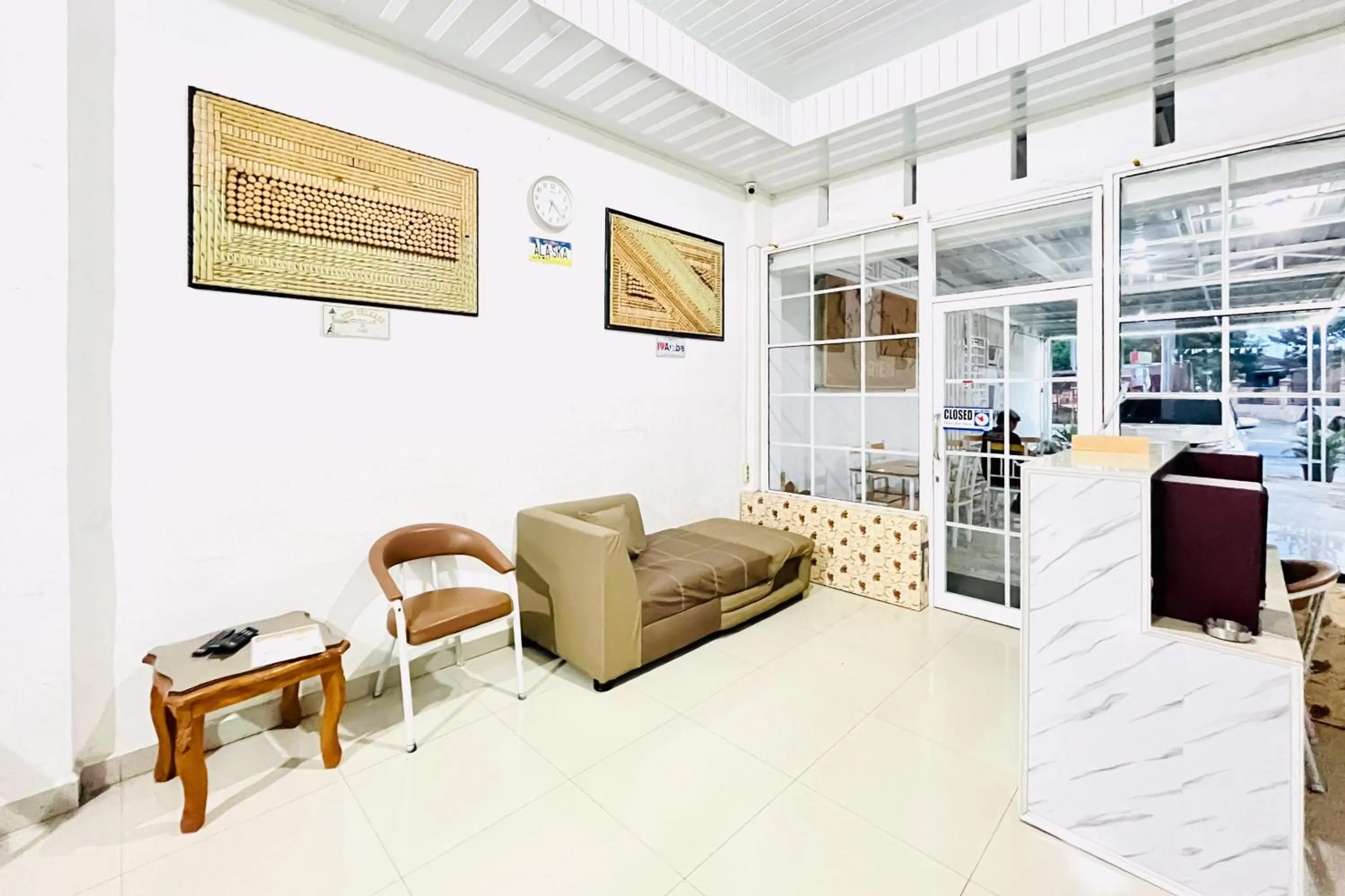 Seating area in RedDoorz at Orien Guesthouse Pematang Siantar