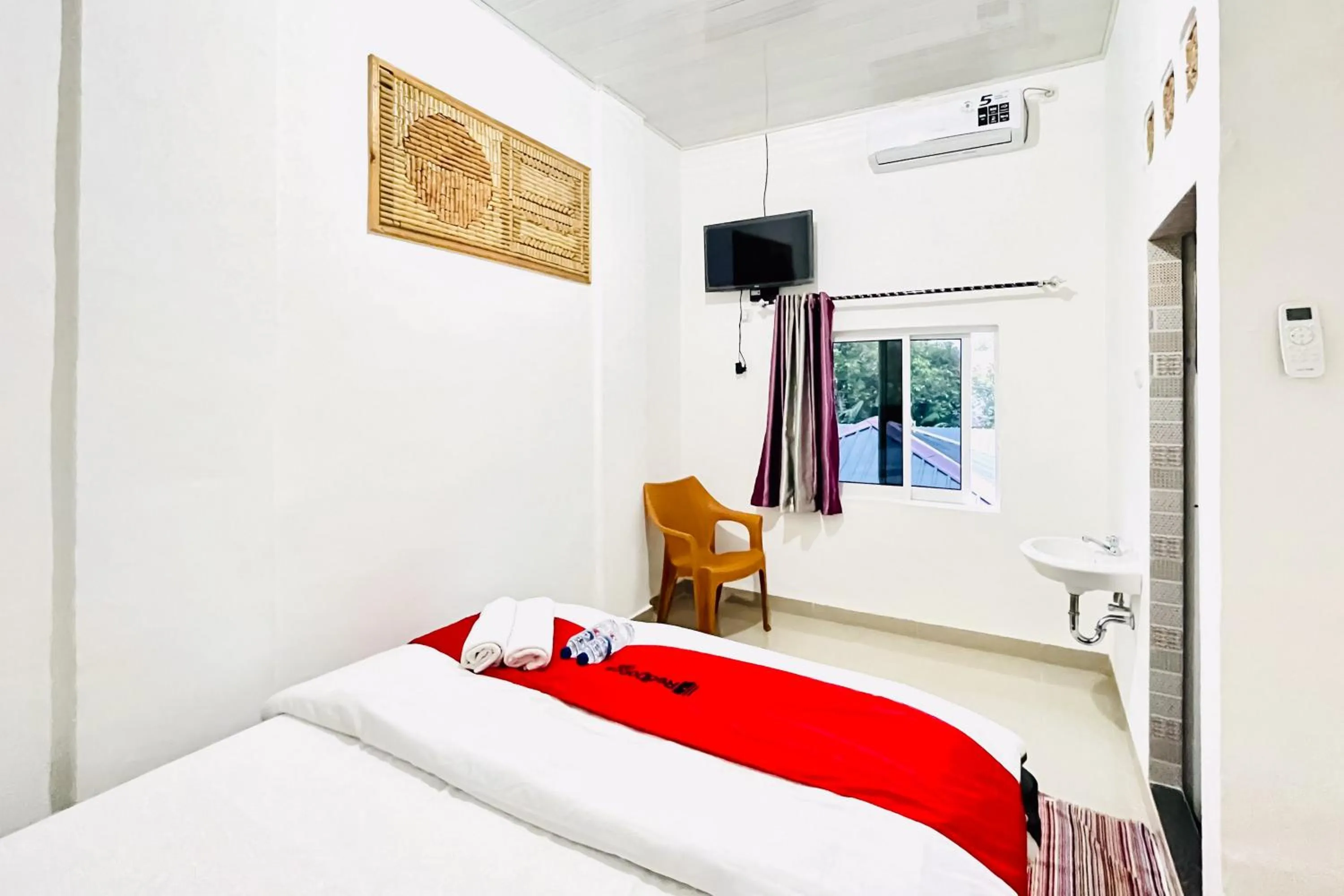 Bedroom, Bed in RedDoorz at Orien Guesthouse Pematang Siantar