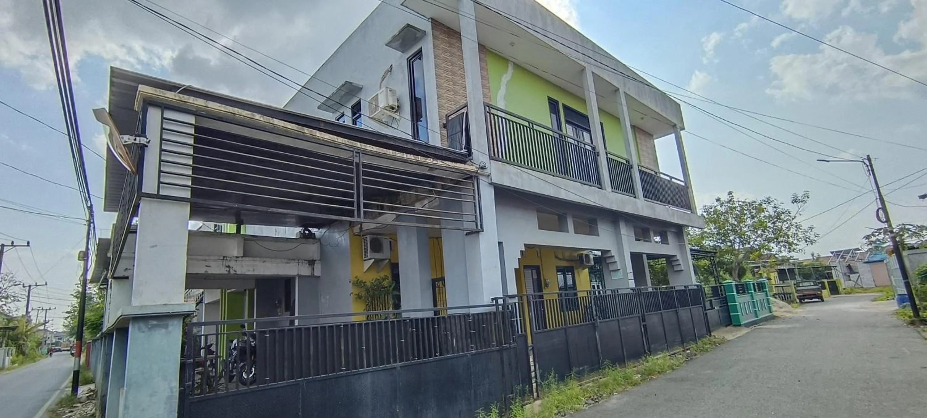Facade/entrance in Hotel O Losmen Arkansas Syariah