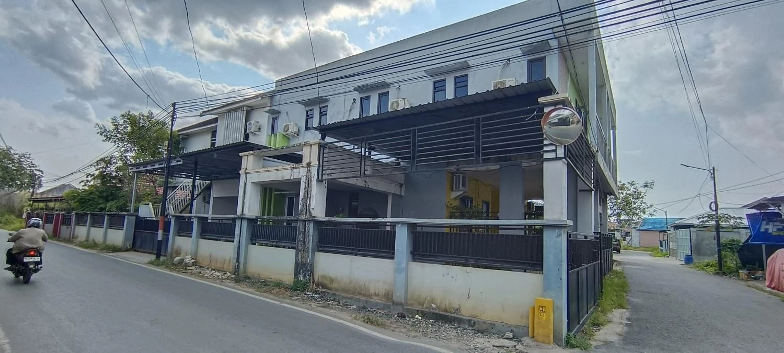 Facade/entrance in Hotel O Losmen Arkansas Syariah