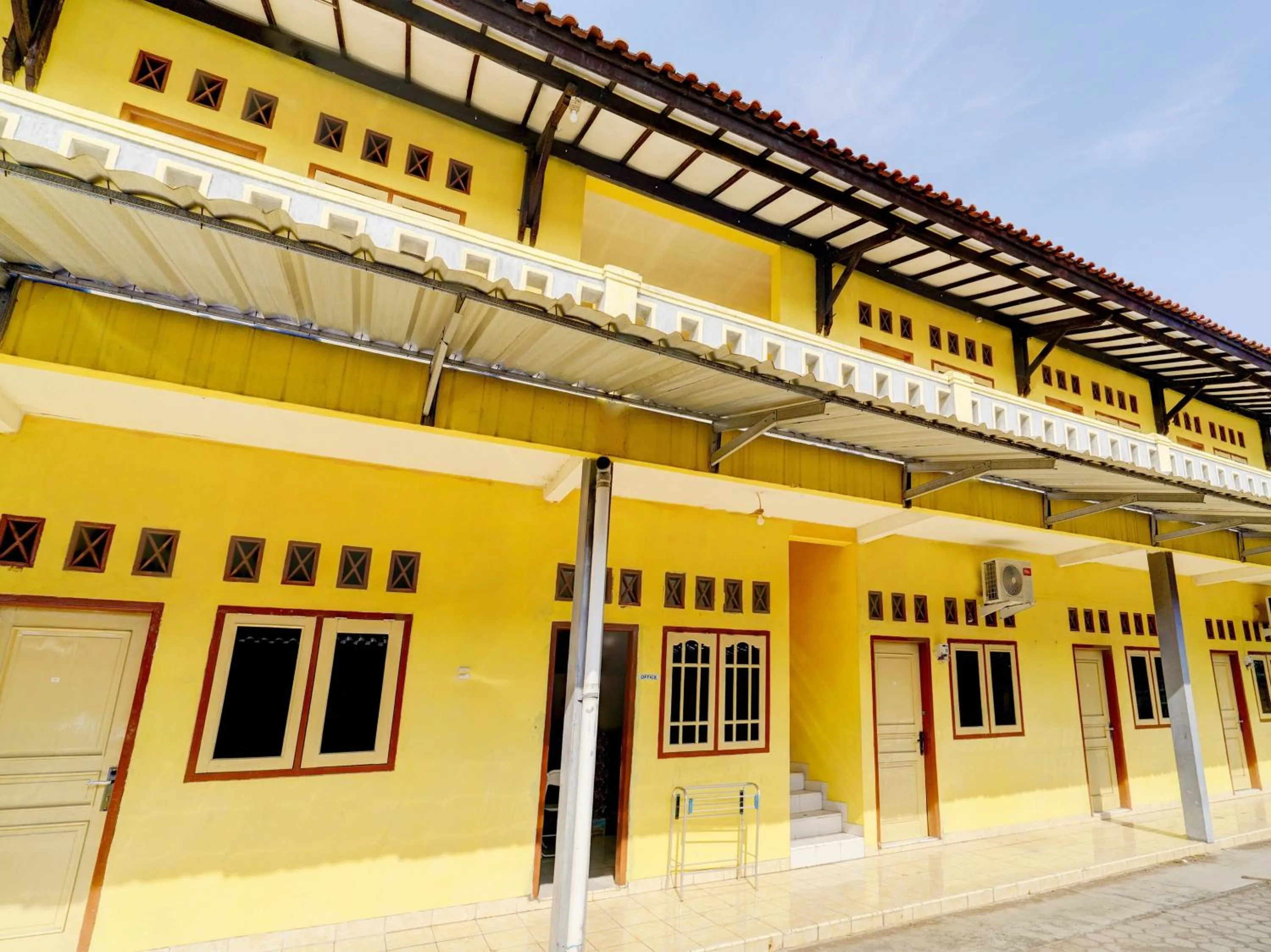 Facade/entrance in SPOT ON 93005 Berkah Kedawung Syariah Near Fakultas Farmasi Universitas Muhammadiyah Ahmad Dahlan Cirebon