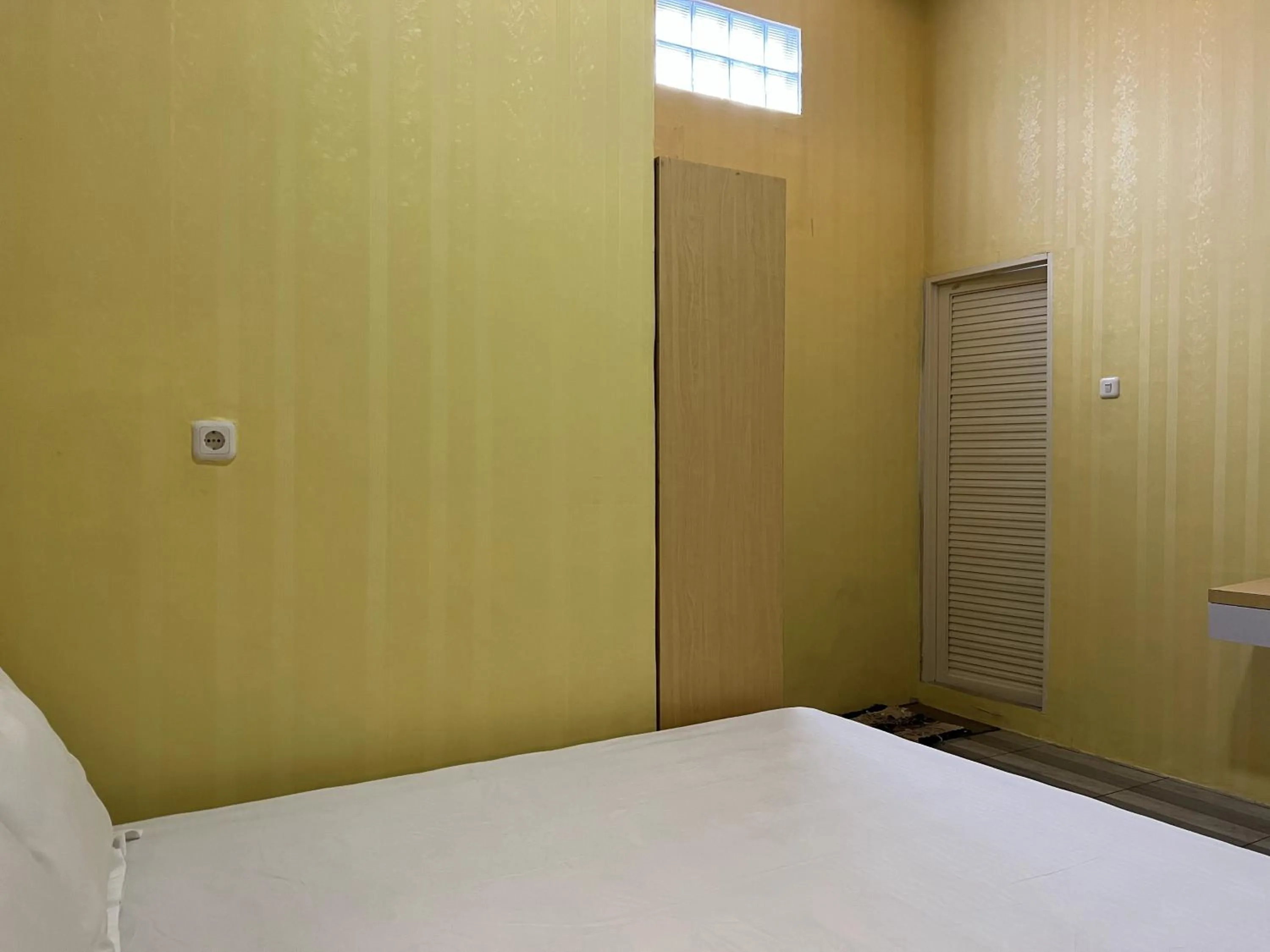 Bedroom, Bed in Hotel O Batodupi Guesthouse Syariah Near Buttu Kasambi