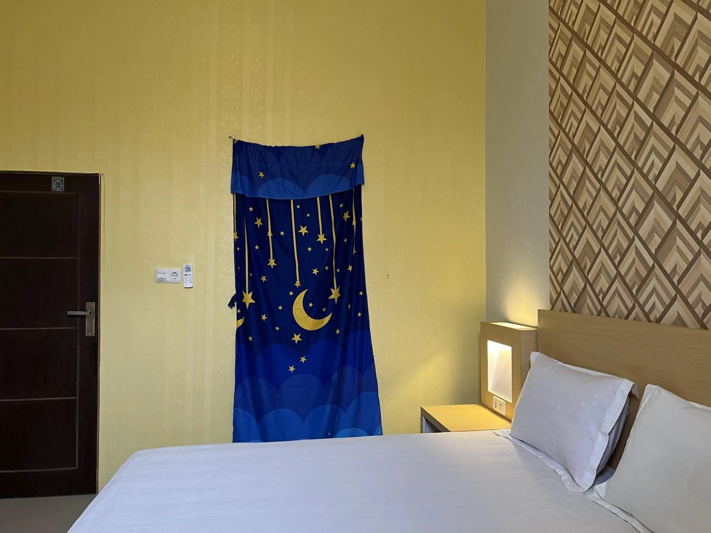 Bedroom, Bed in Hotel O Batodupi Guesthouse Syariah Near Buttu Kasambi