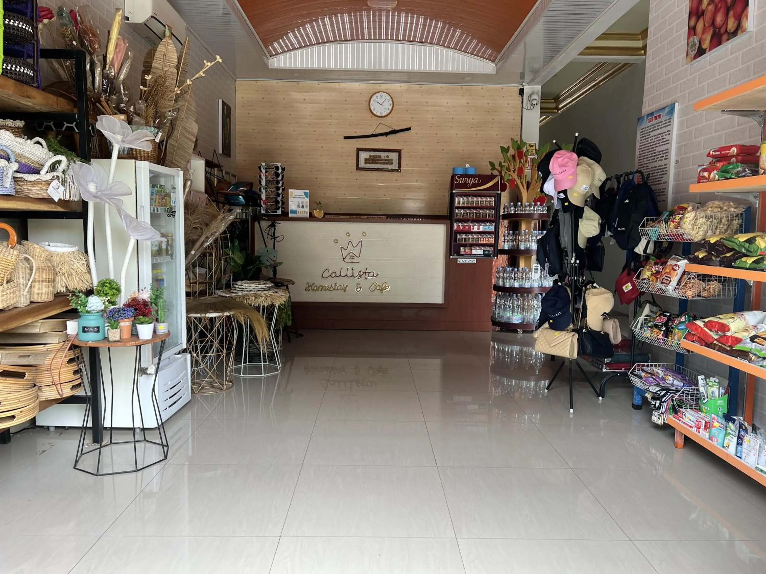 Lobby or reception in Hotel O Batodupi Guesthouse Syariah Near Buttu Kasambi