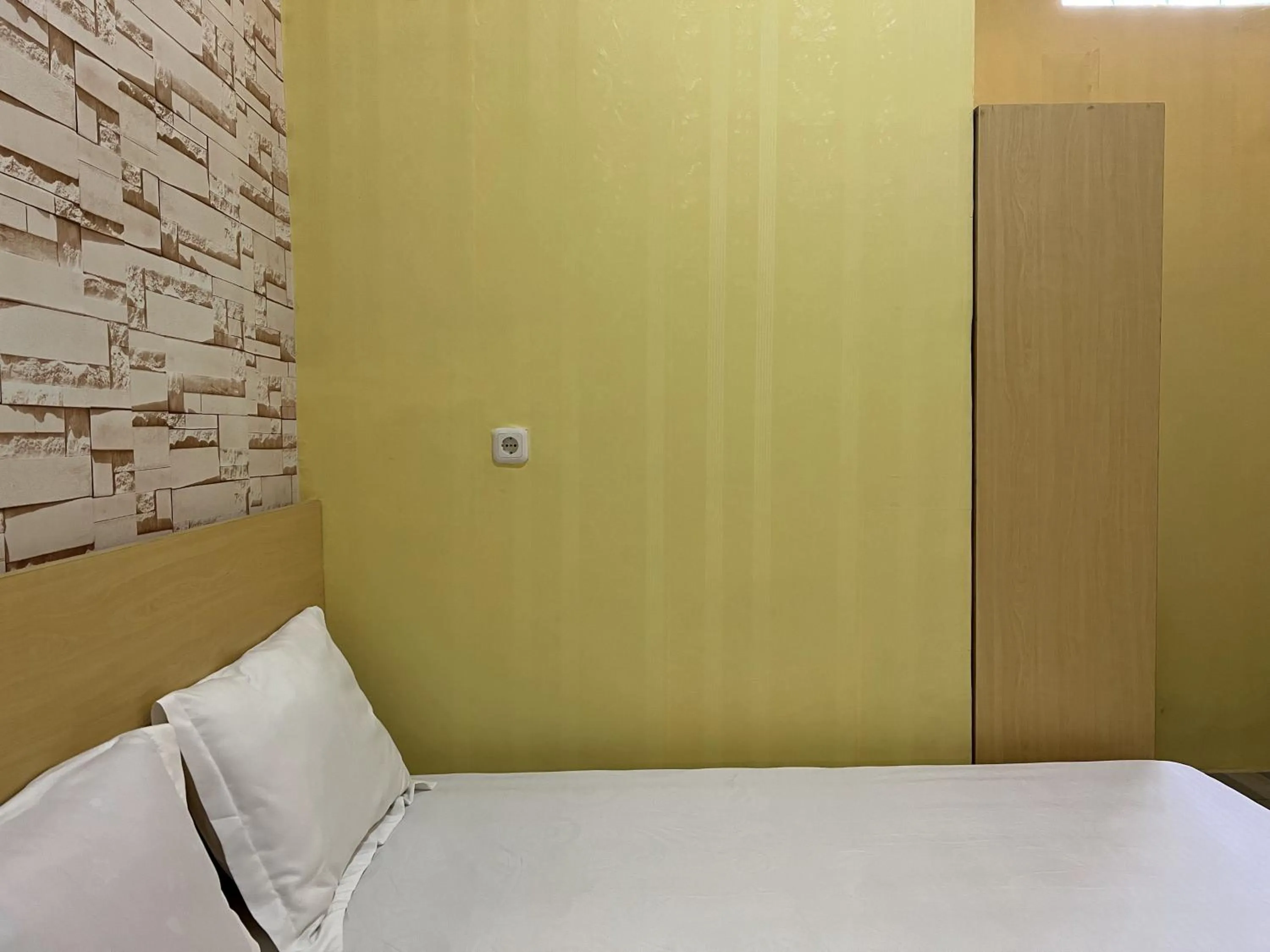 Bedroom, Bed in Hotel O Batodupi Guesthouse Syariah Near Buttu Kasambi