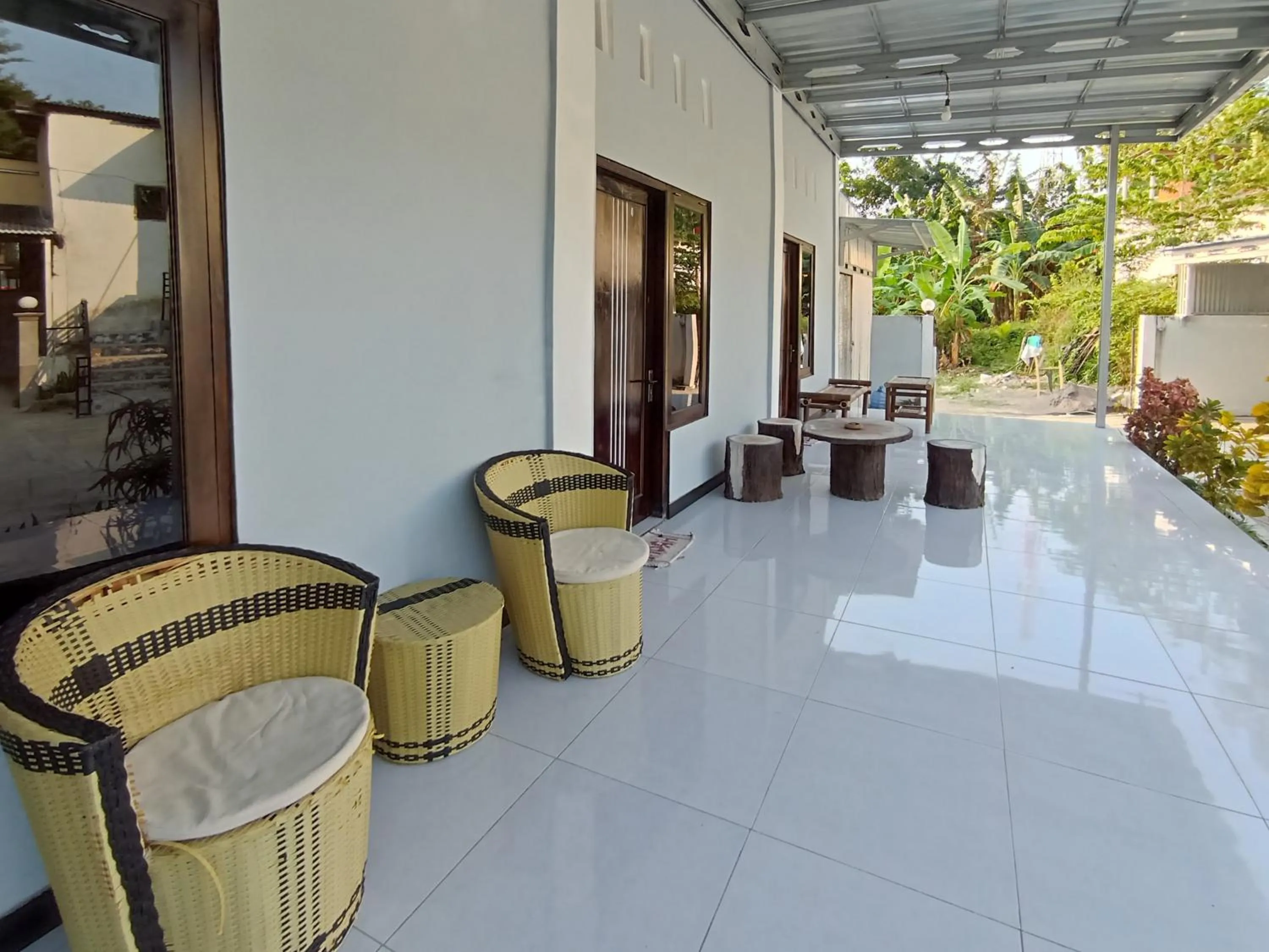 Seating area in Surya Abadi Homestay Syariah RedPartner
