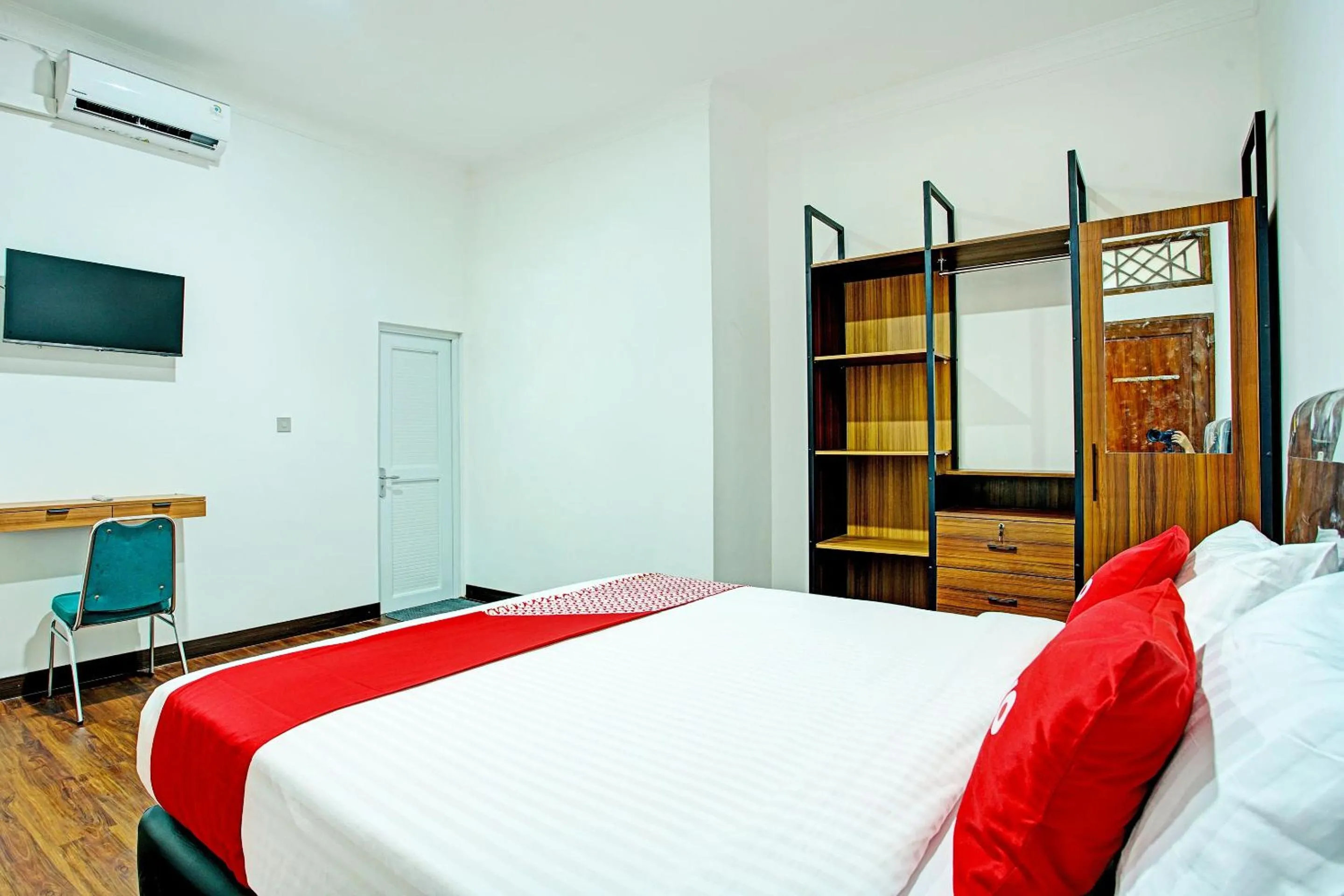 Bedroom in Capital O 92990 Nena Kostel Syariah