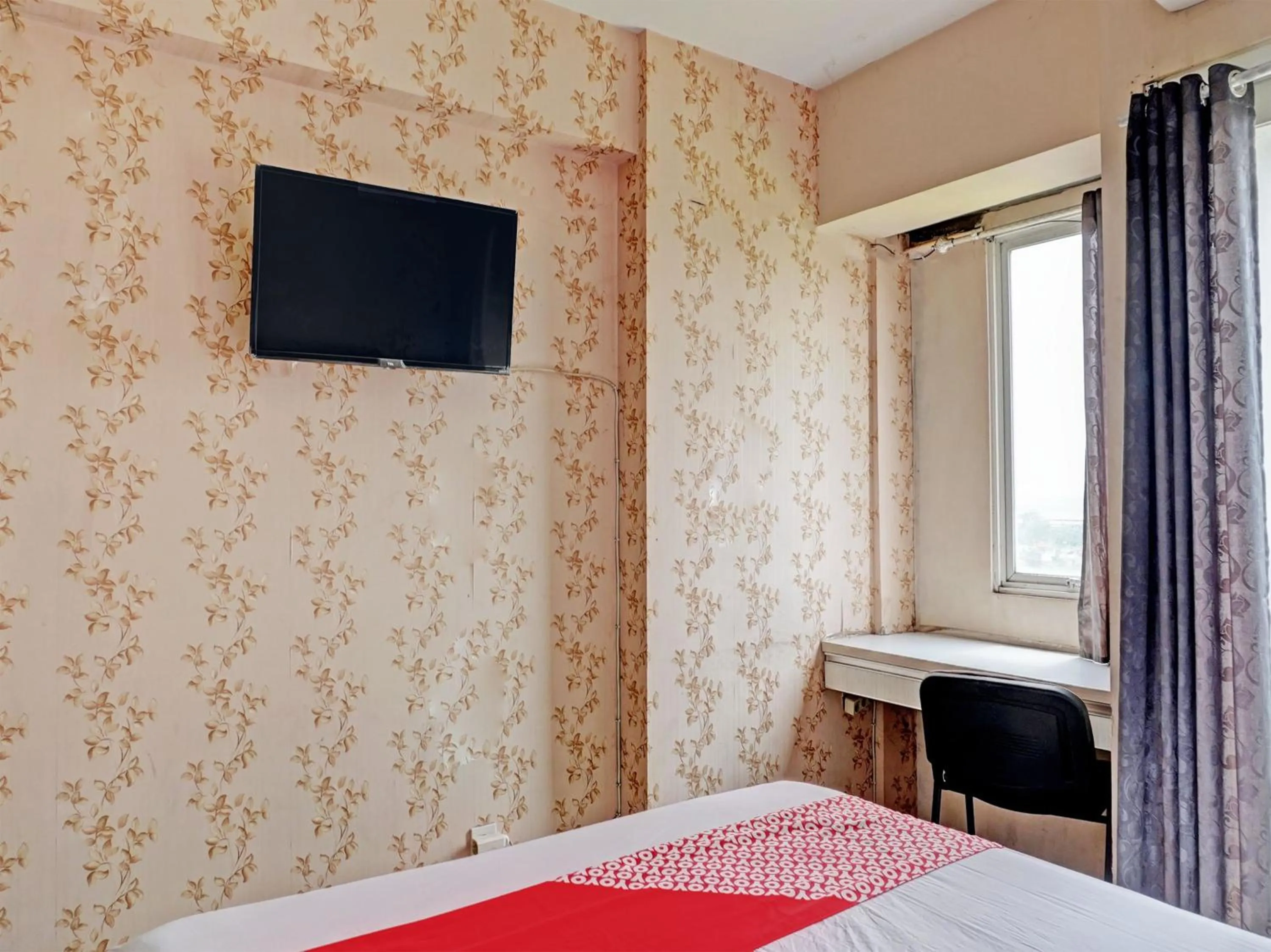 Bedroom, Bed in Collection O 92967 Apartement Sentraland Karawang By Rda Living