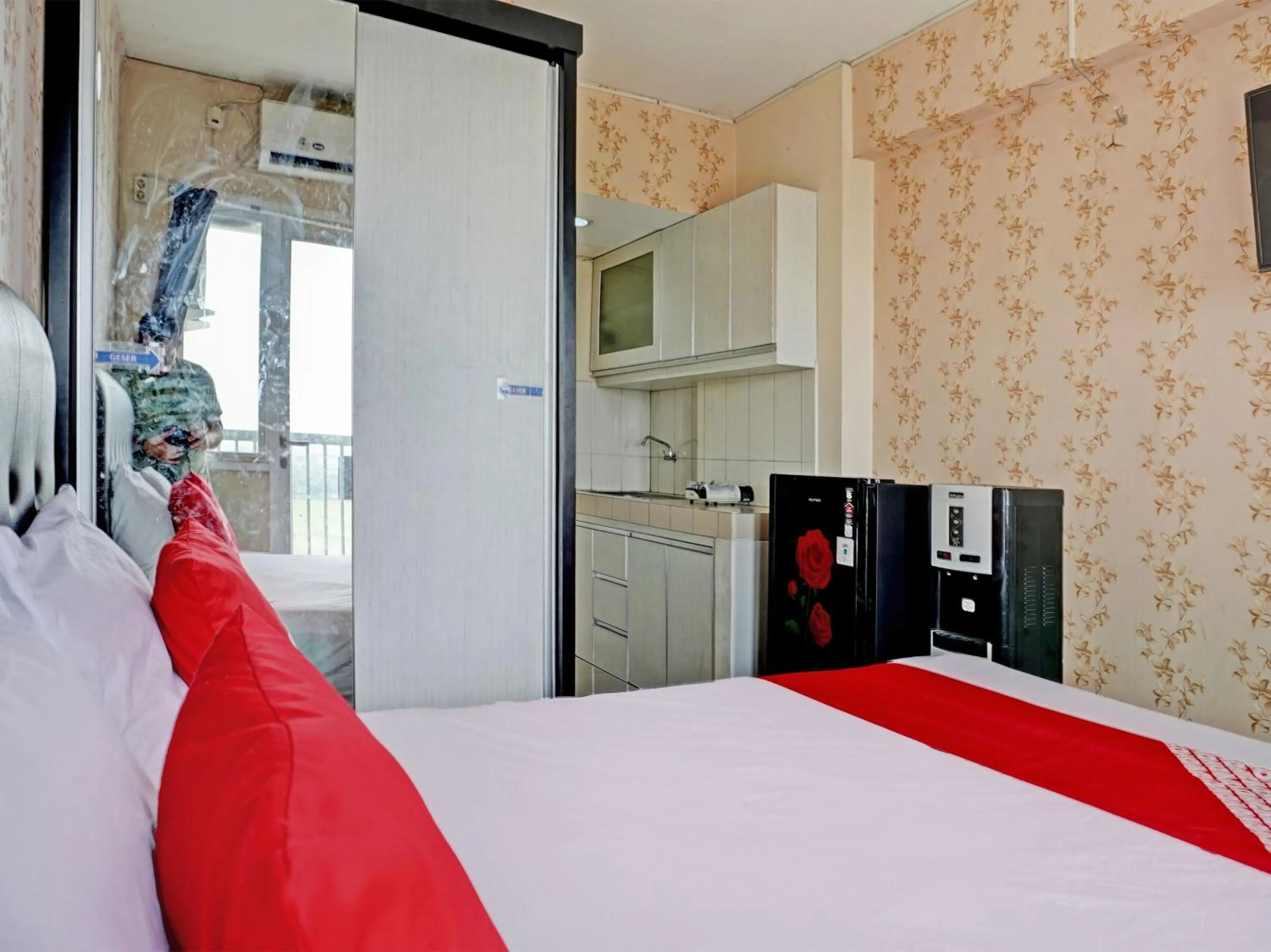 Bedroom, Bed in Collection O 92967 Apartement Sentraland Karawang By Rda Living
