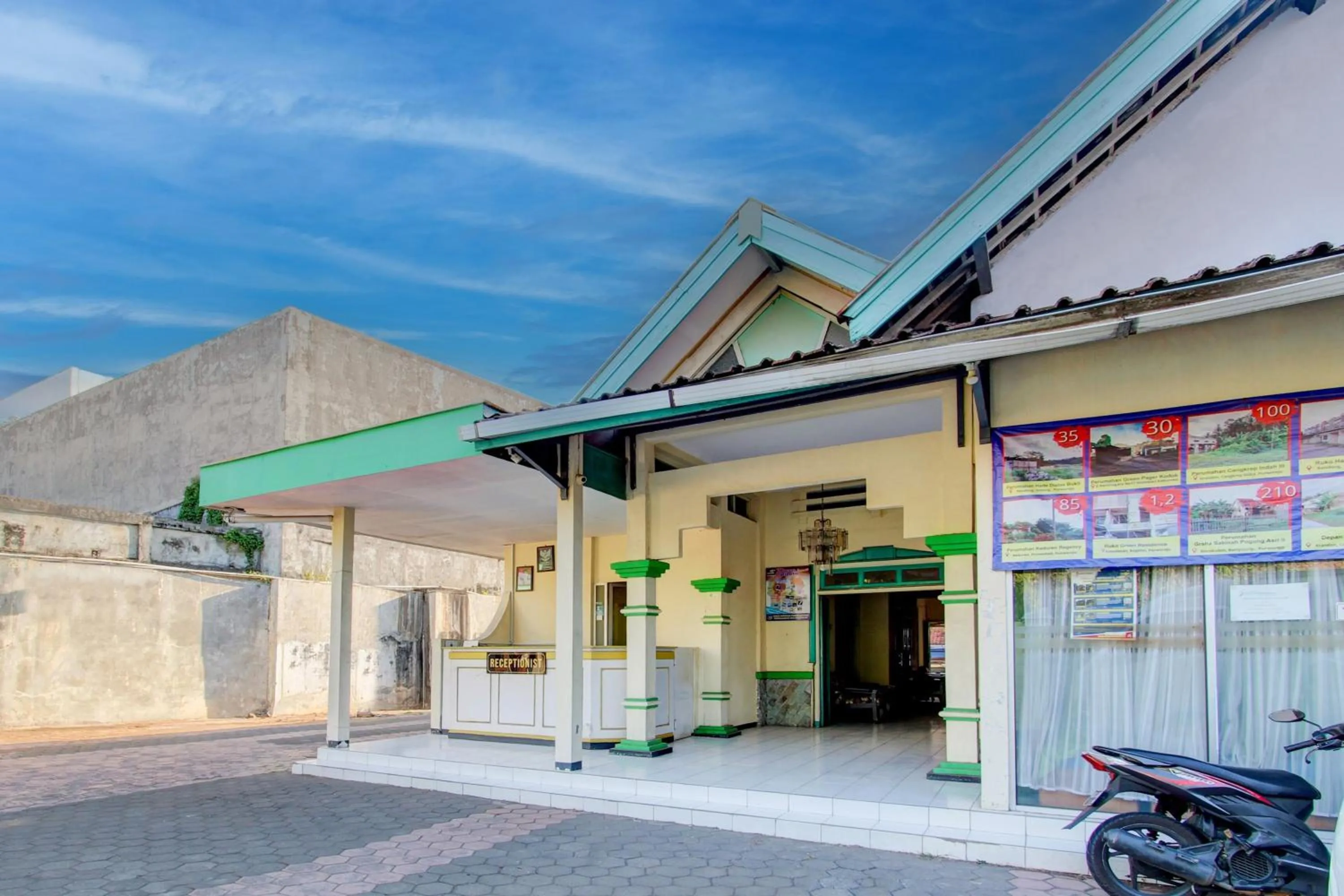 Facade/entrance in OYO 93048 Hotel Puri Mandiri