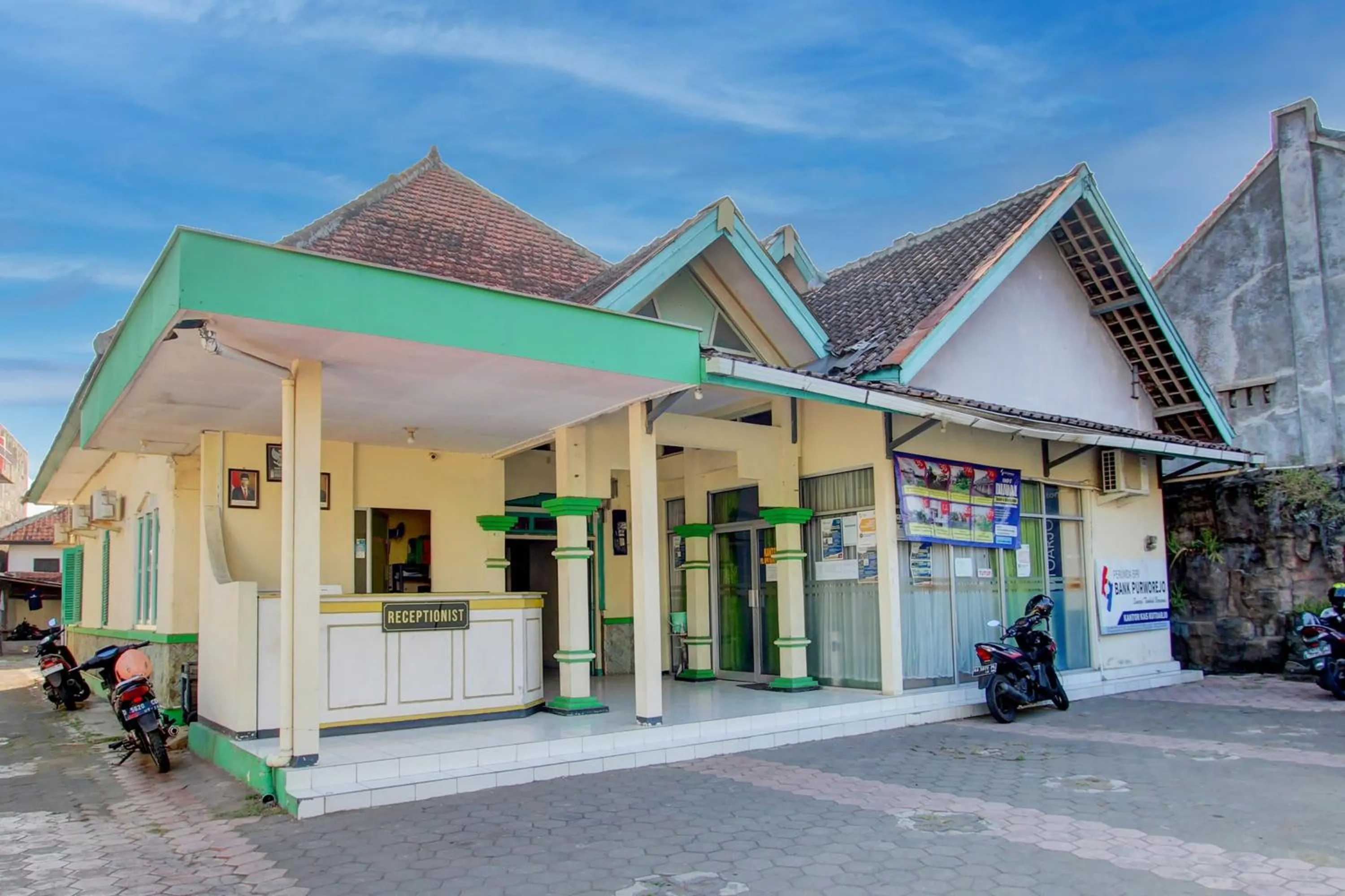 Facade/entrance in OYO 93048 Hotel Puri Mandiri