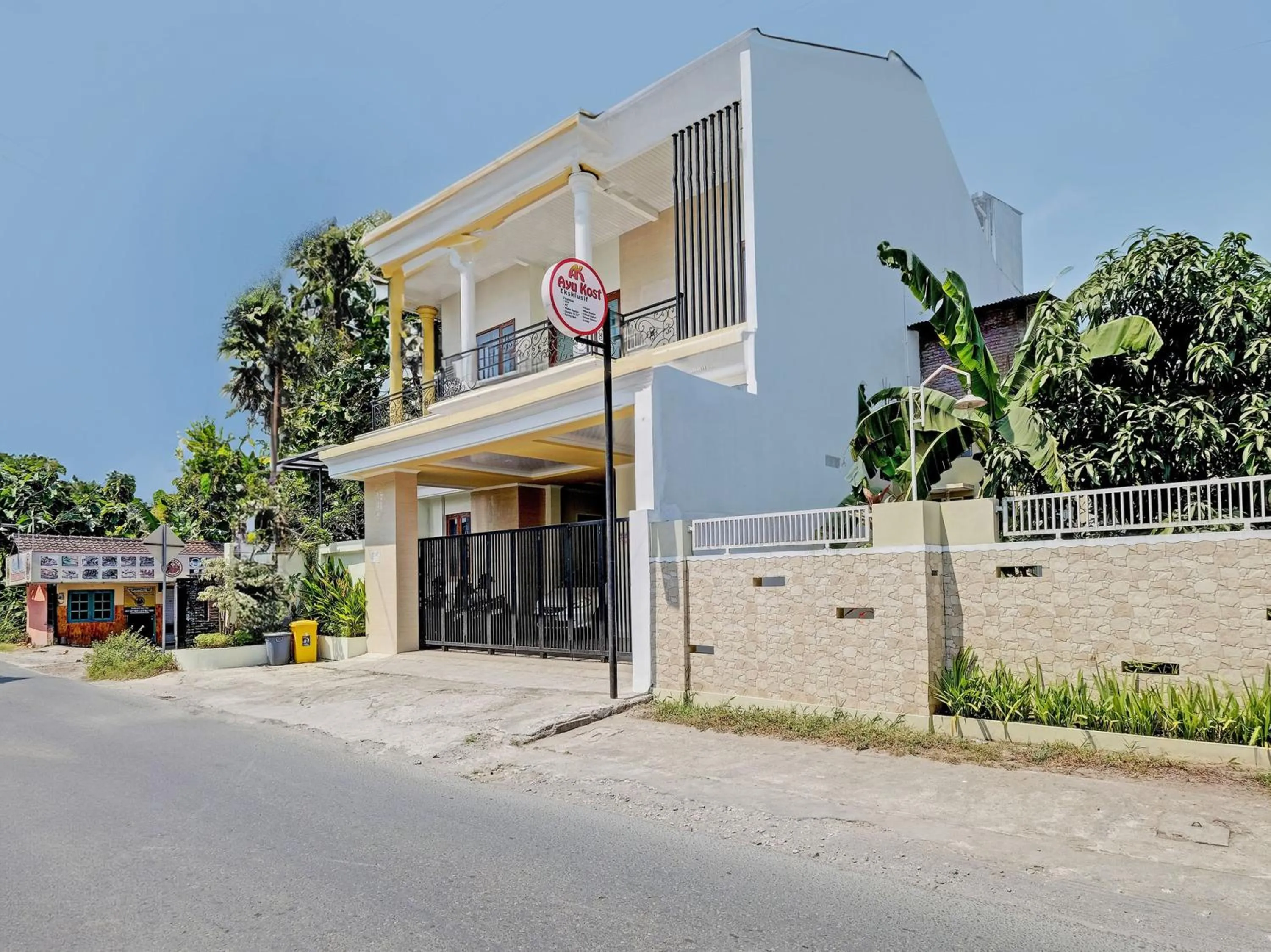 Facade/entrance in OYO Life 92935 Ayu Kost Eksklusif